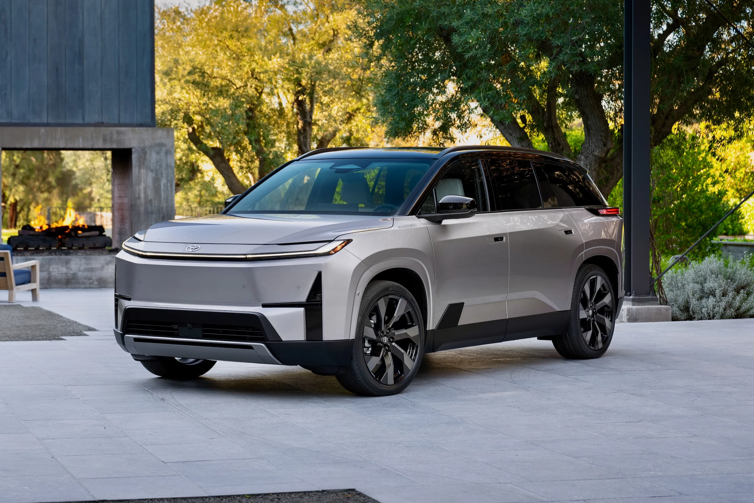 2027 Toyota Highlander Limited Spellbound2Tone 004