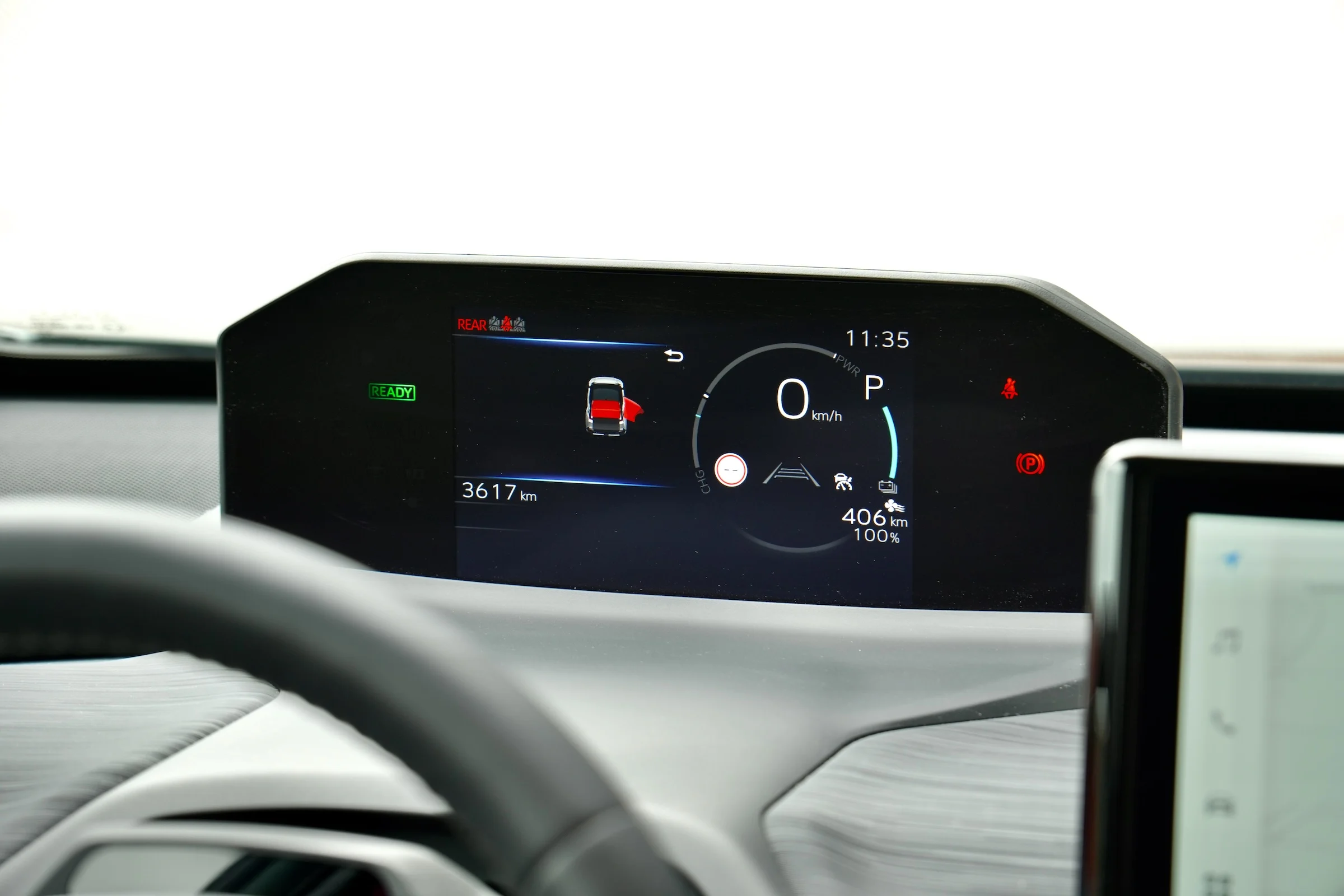 DUEL Nissan Leaf vs Toyota C-HR+ MBB 884