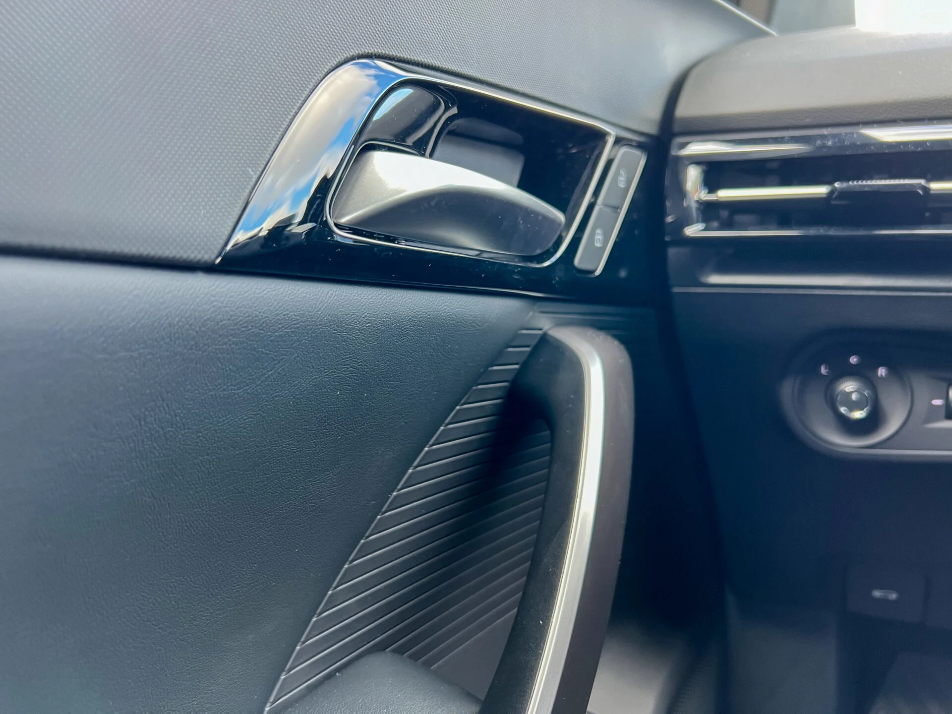 MG ZS EV vs MG4_Interior-21