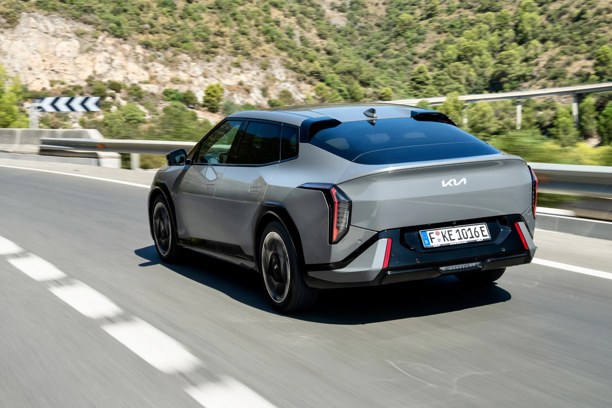 kia-ev4-fastback-gt-line-shale-gray-dynamic-print-3600x2400-001