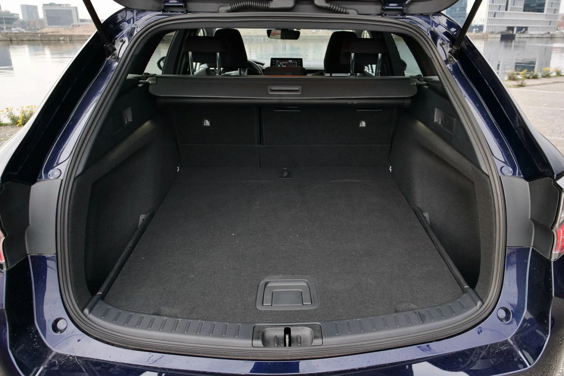 Bilbasen DUEL Kia Ceed SW PHEV vs Suzuki Swace Hybrid9892