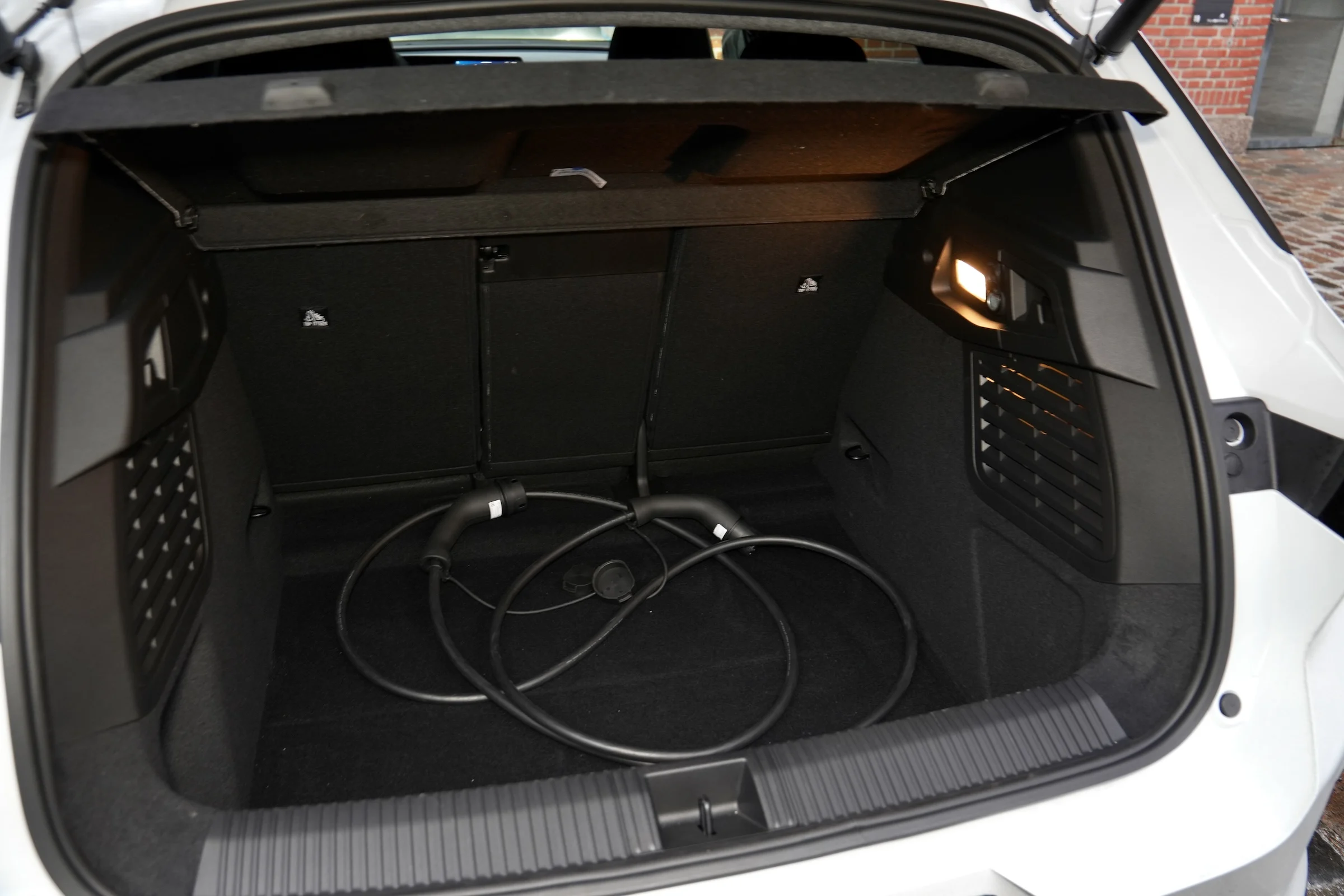 DUEL Leapmotor B10 vs Renault Scenic E-Tech MBB 292