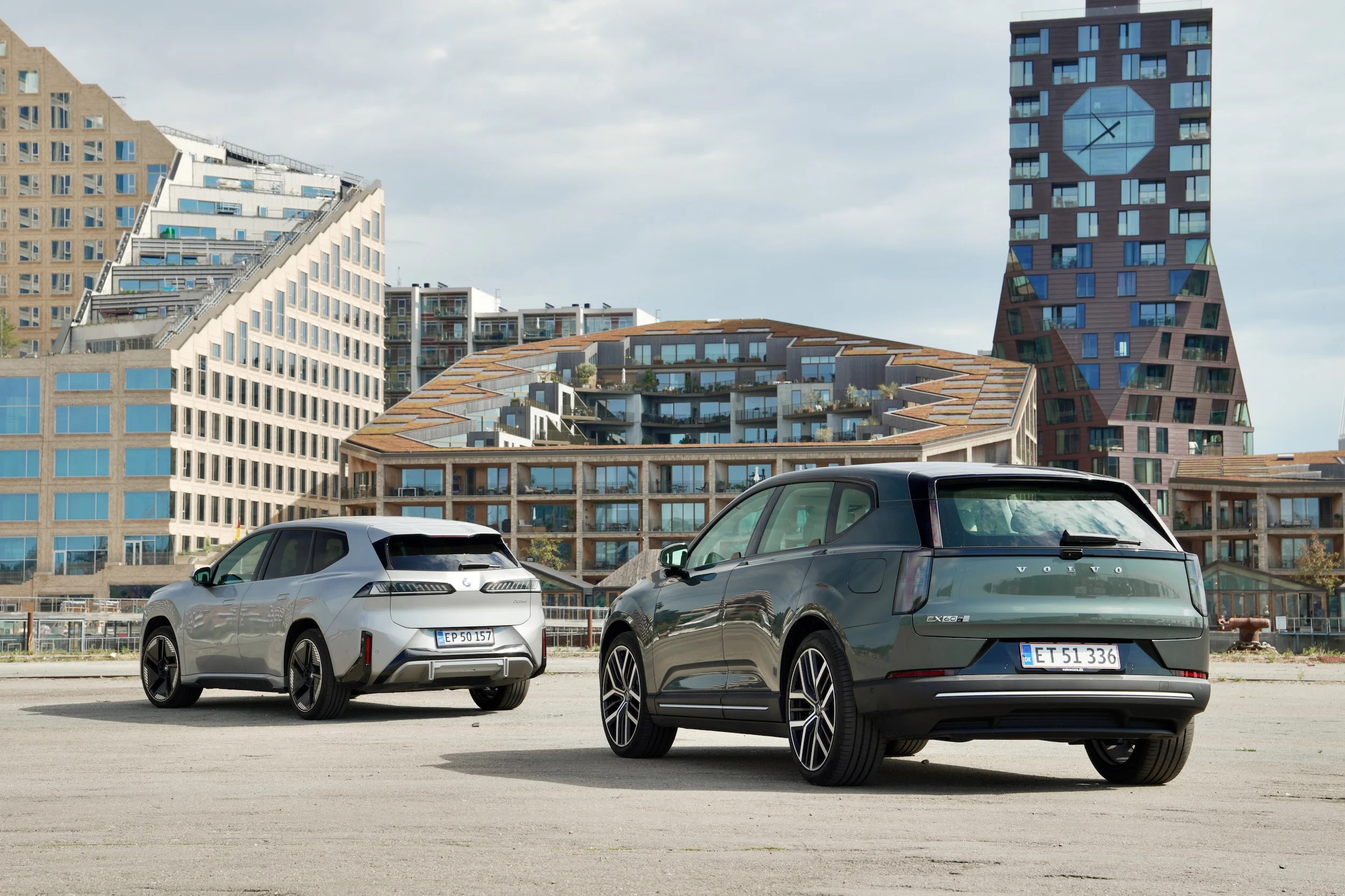 DUEL BMW iX3 vs Volvo EX60 02412