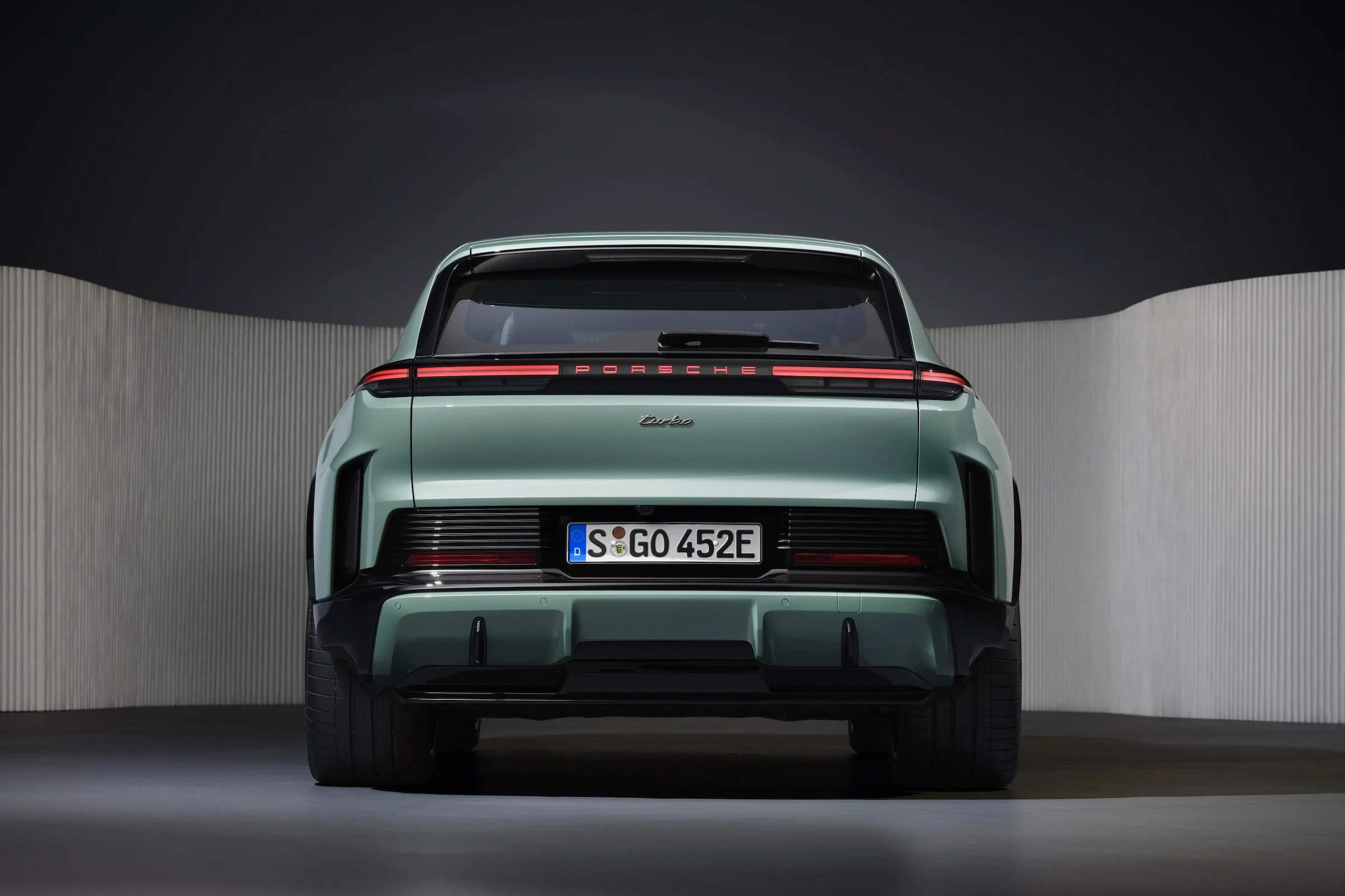 Porsche Cayenne Electric 608 6000x4500