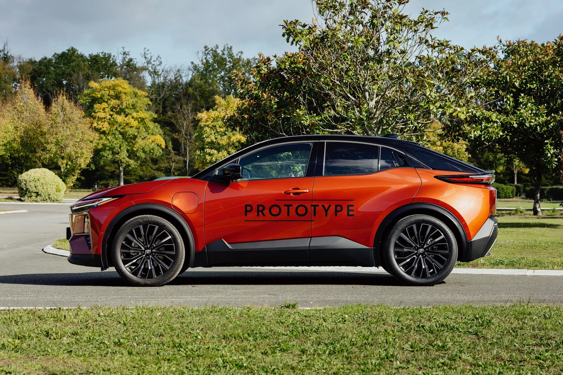 Toyota C-HR+ - elbil med 609 kilometer rækkevidde til 299.990 kr.