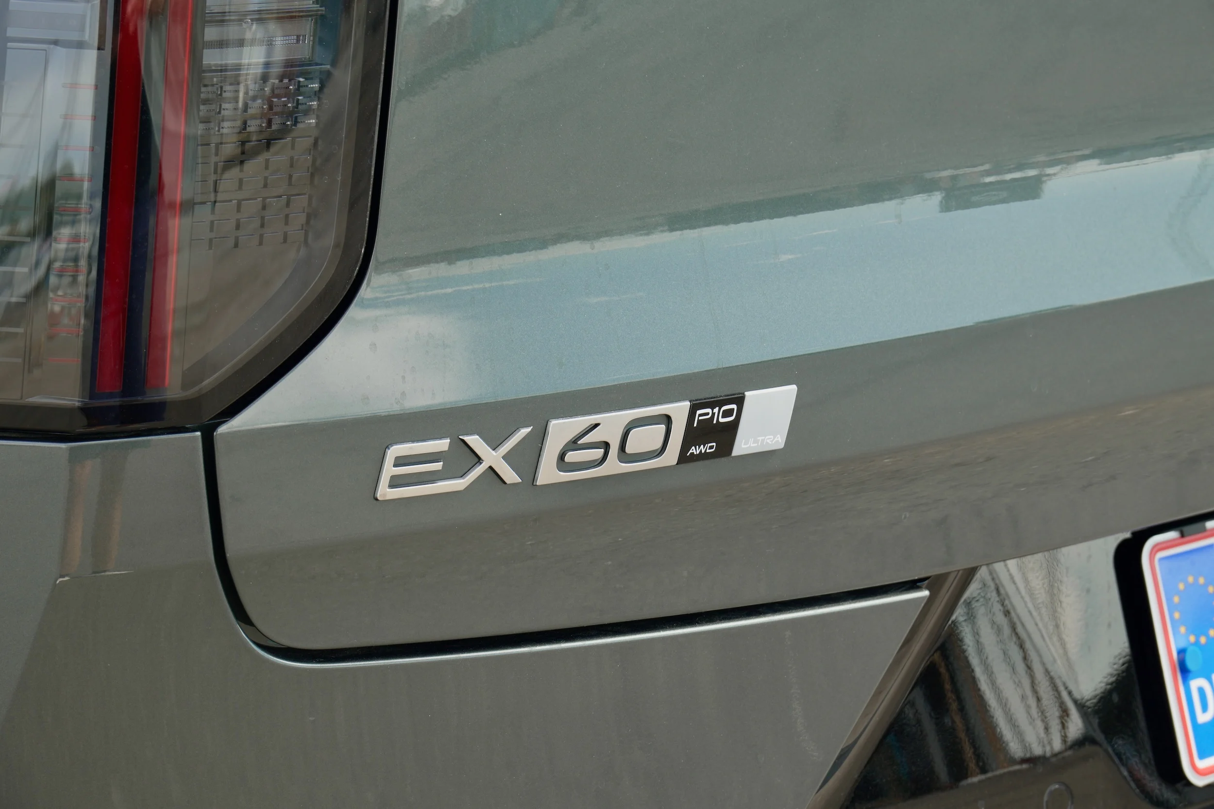 DUEL BMW iX3 vs Volvo EX60 02421