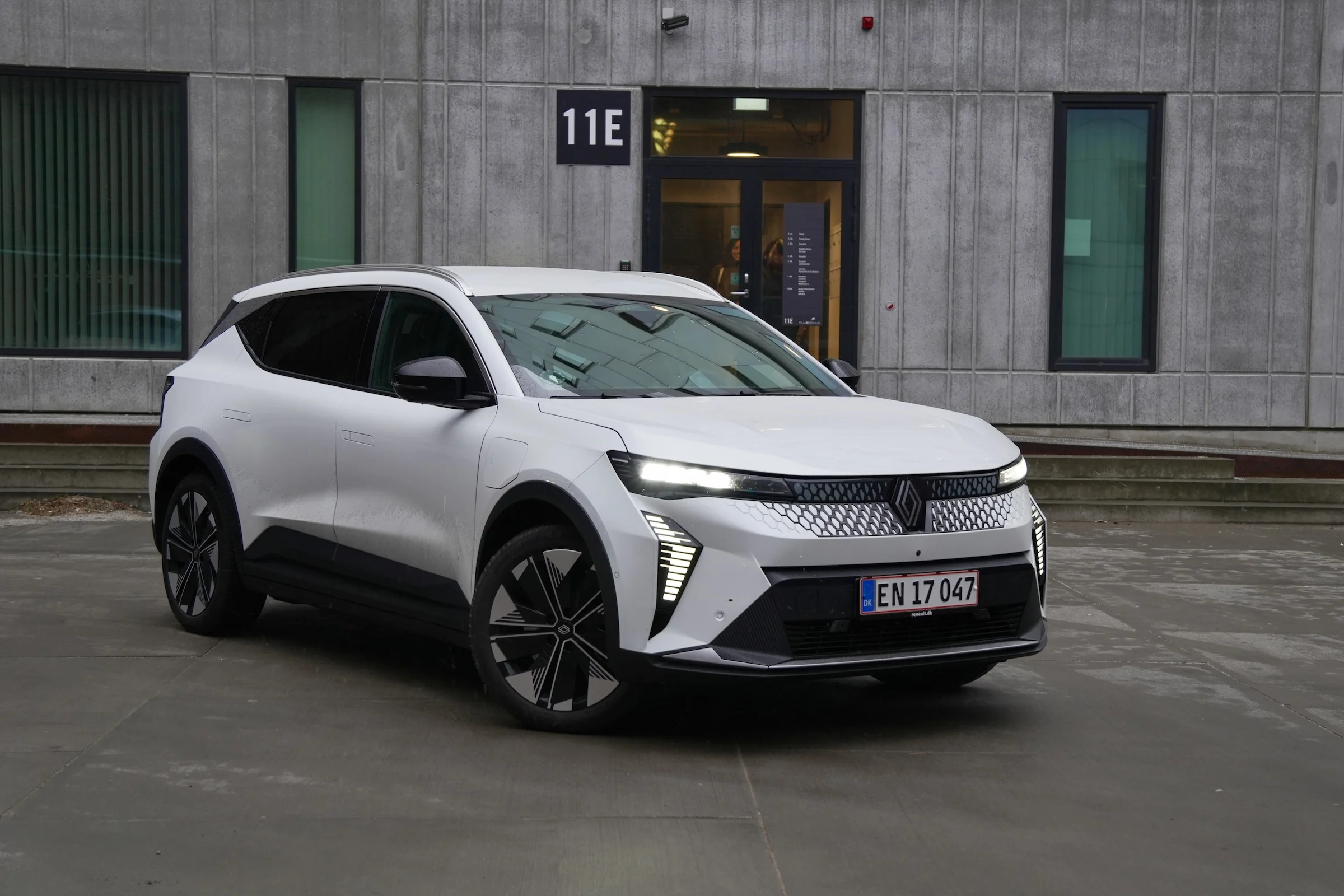 DUEL Leapmotor B10 vs Renault Scenic E-Tech MBB 219