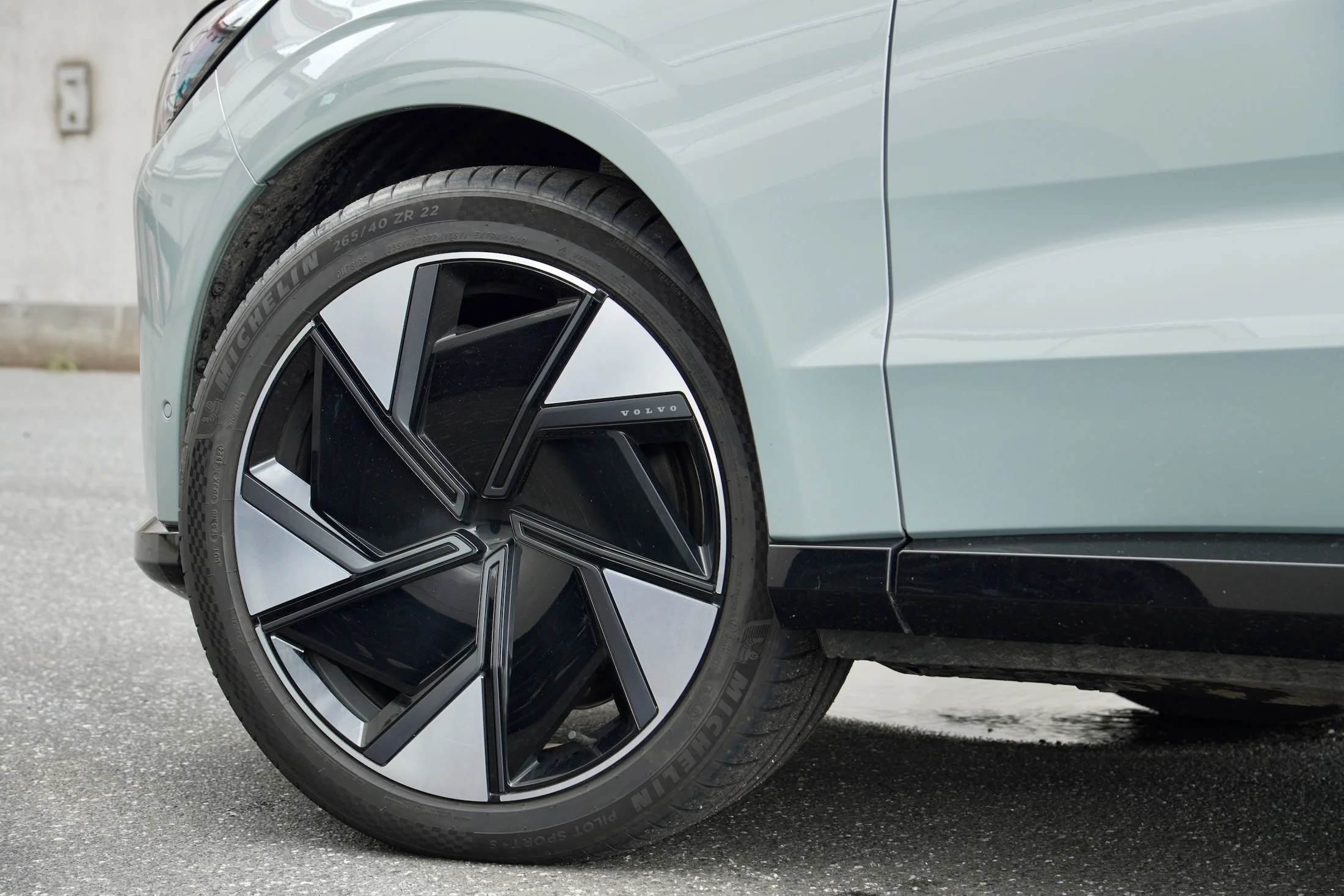 DUEL BMW iX vs Volvo EX90 MBB 2919