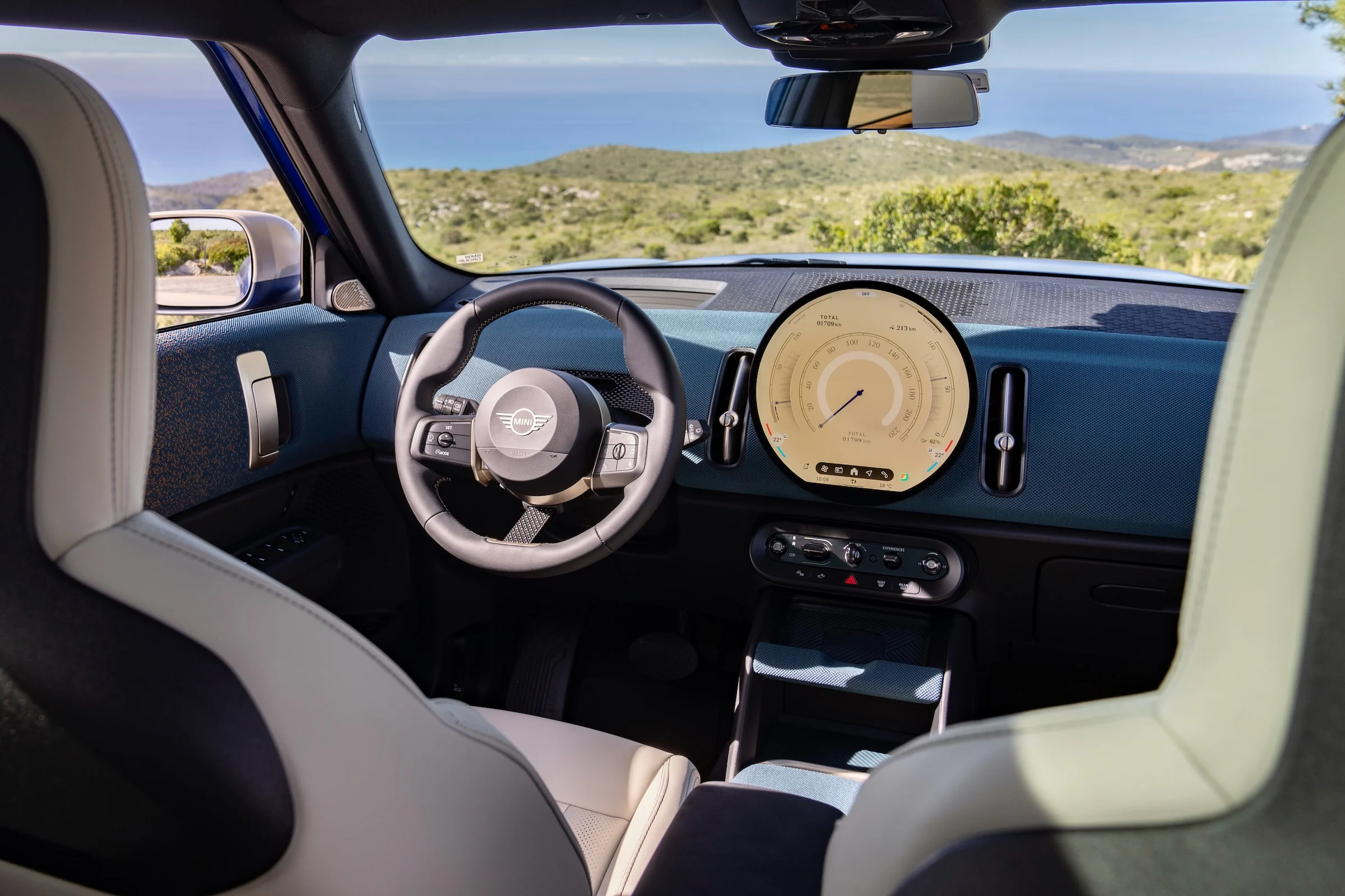 P90552015 highRes mini-countryman-e-06