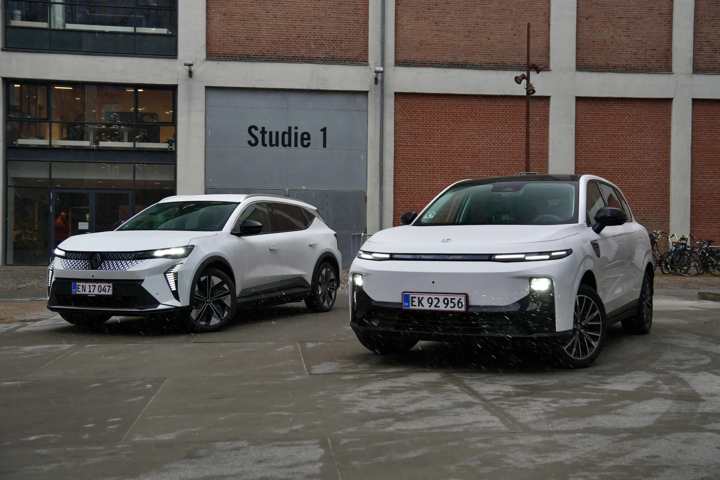 DUEL Leapmotor B10 vs Renault Scenic E-Tech MBB 160