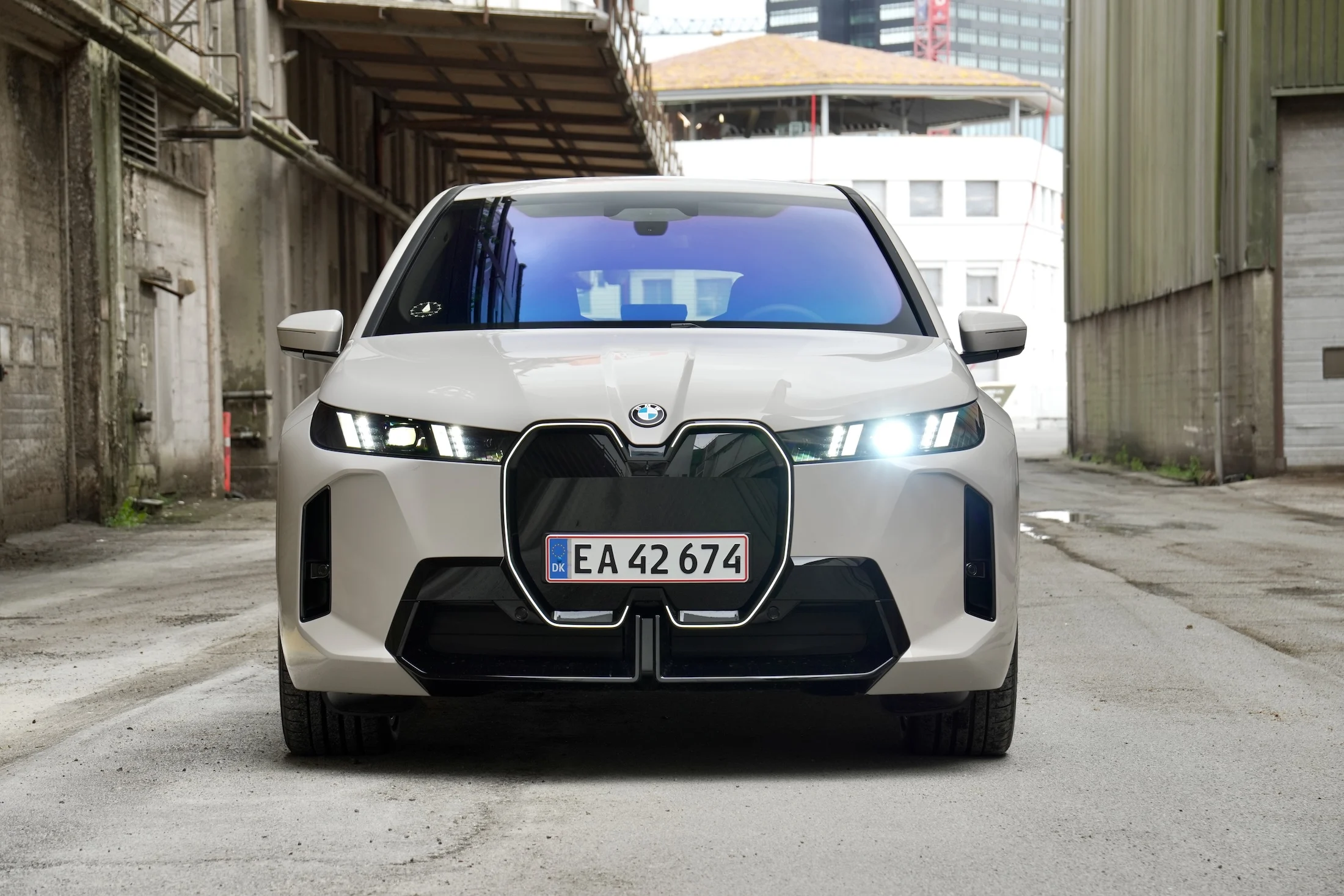 DUEL BMW iX vs Volvo EX90 MBB 2962