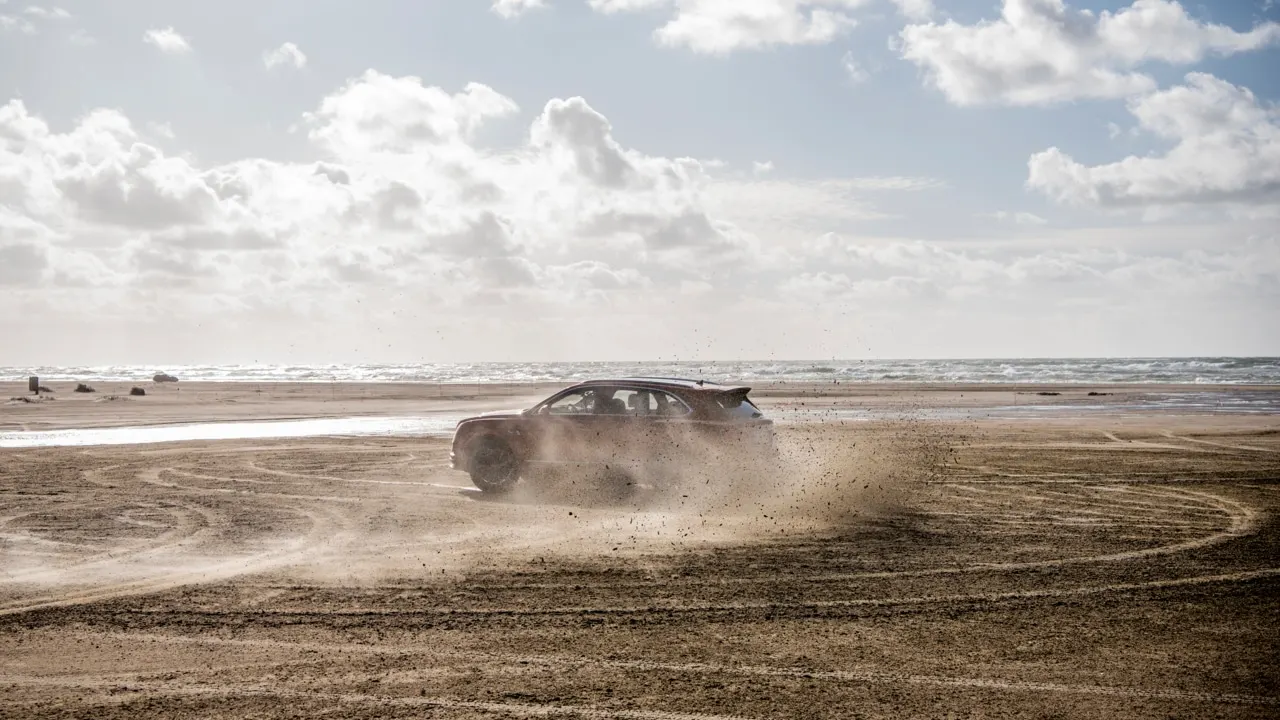 Bentley Bentayga på strand