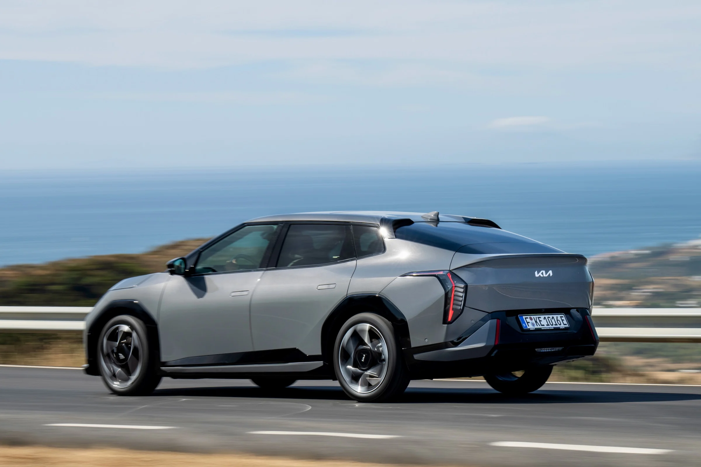 kia-ev4-fastback-gt-line-shale-gray-dynamic-print-3600x2400-007