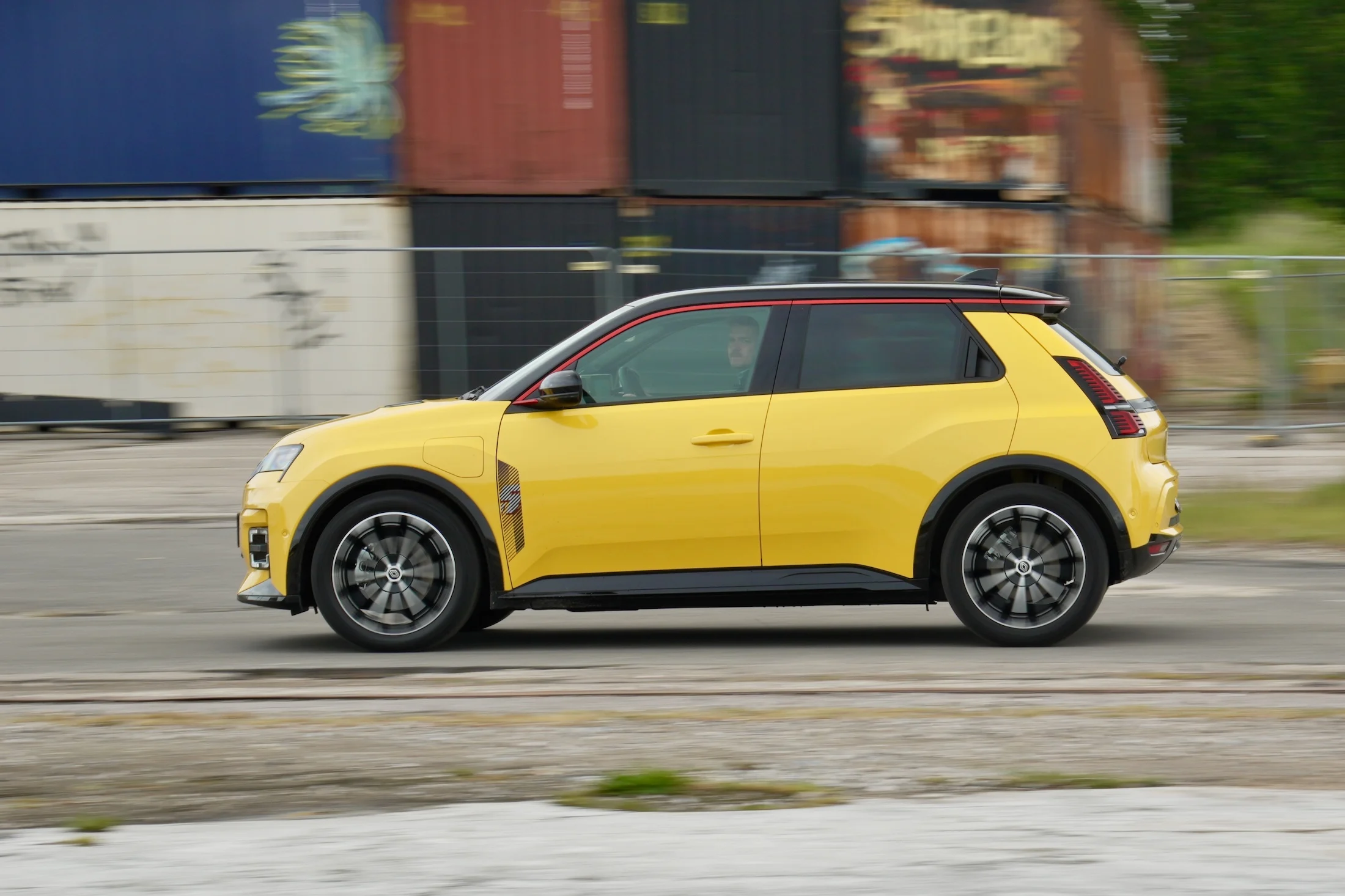 DUEL BYD Dolphin Surf vs Renault 5 E-Tech MBB 250