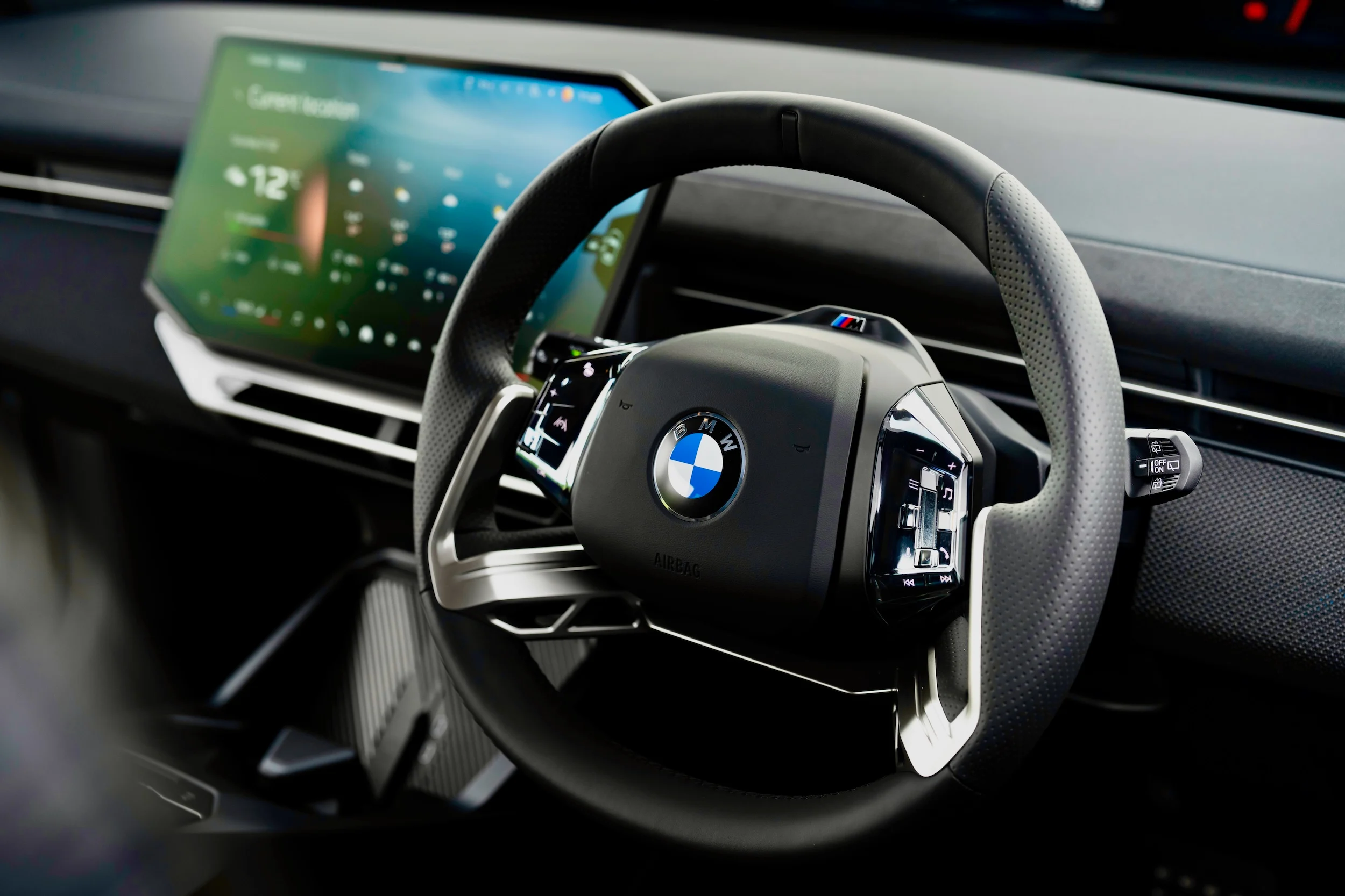 P90630945 highRes bmw-ix3-50-xdrive-m-