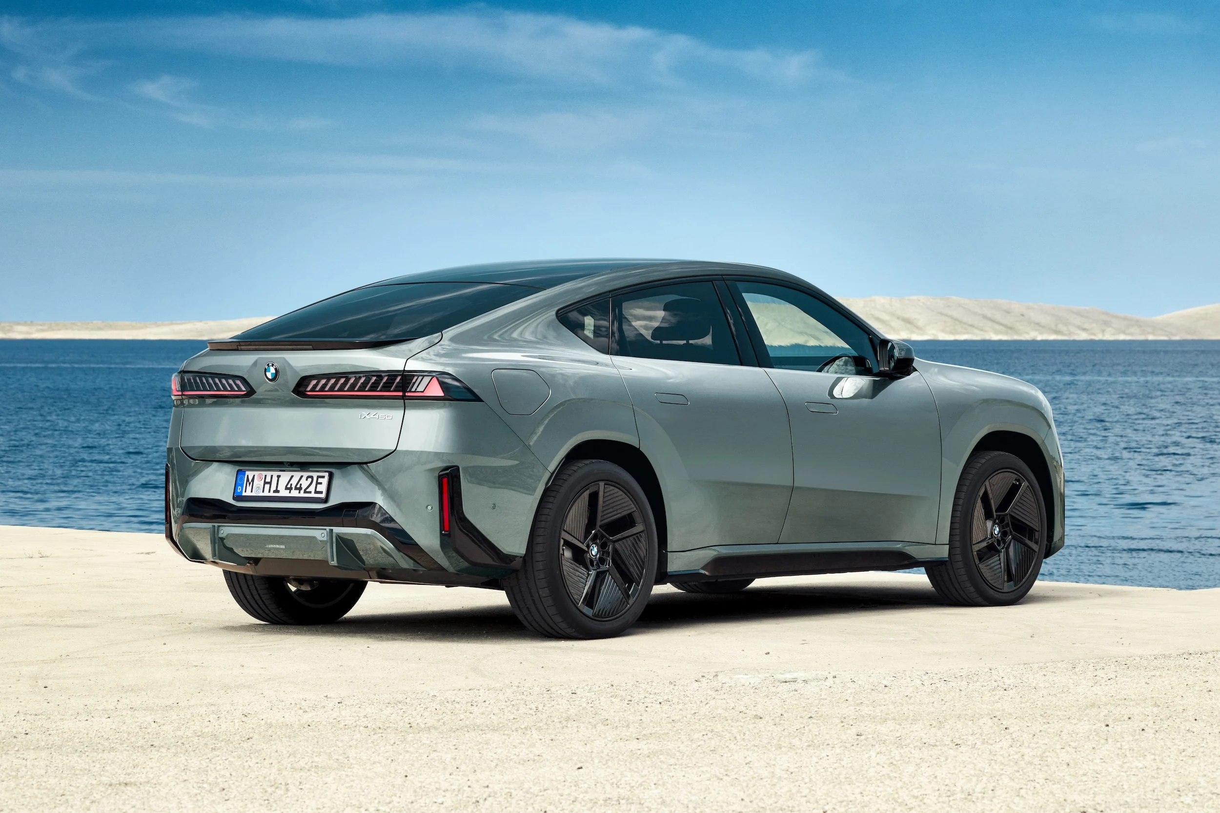 P90655797 highRes bmw-ix4-50-xdrive-st