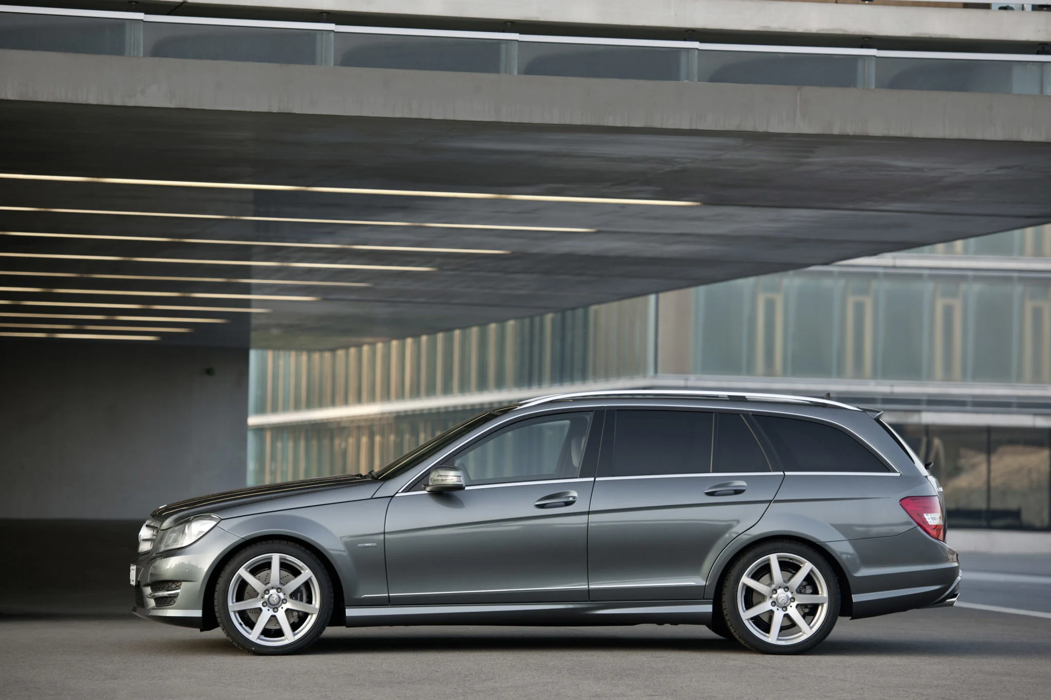 2011-mercedes-benz-c-class-estate-06.jpg