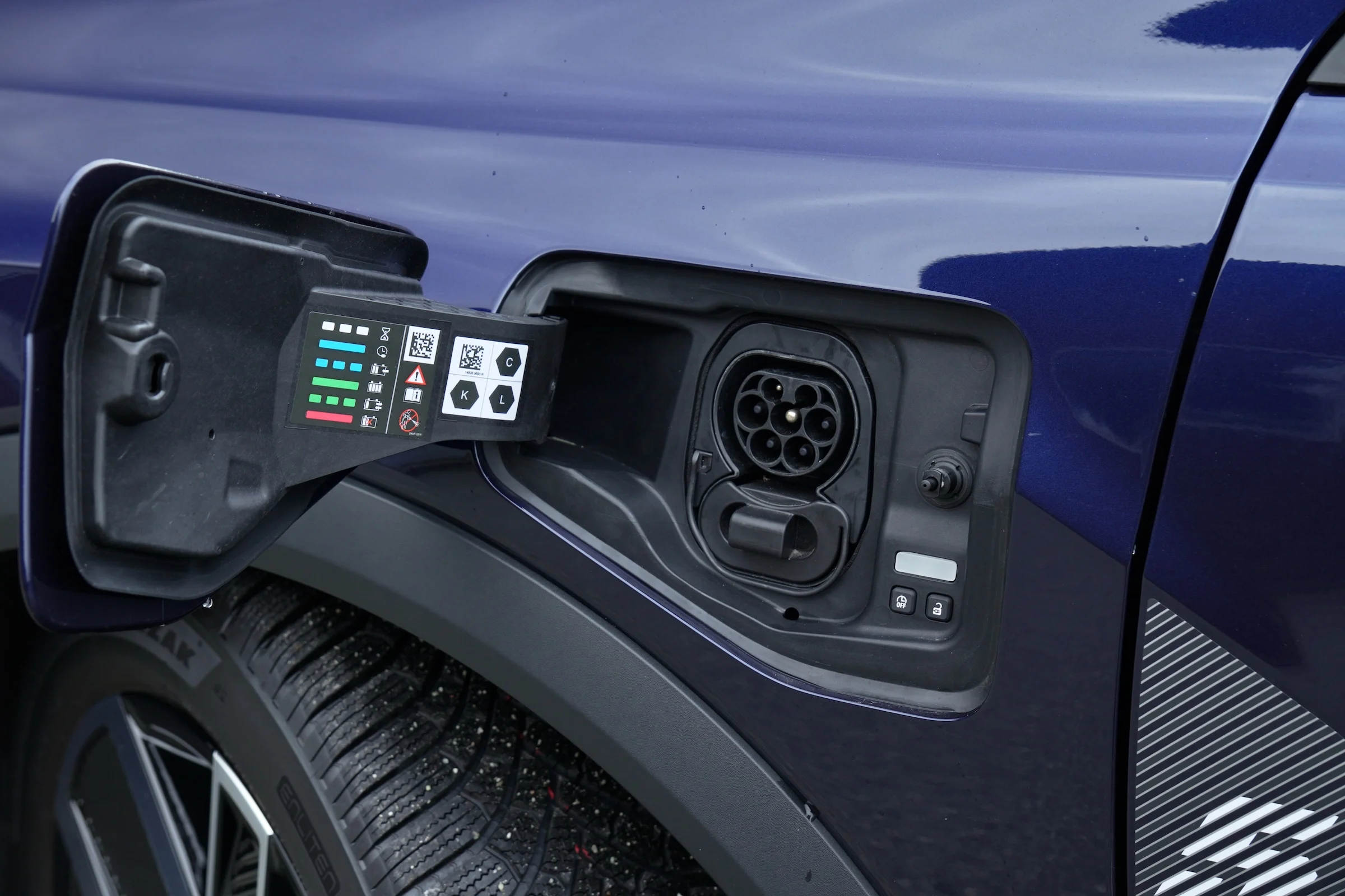 DUEL Firefly vs Renault 5 52 MBB 895