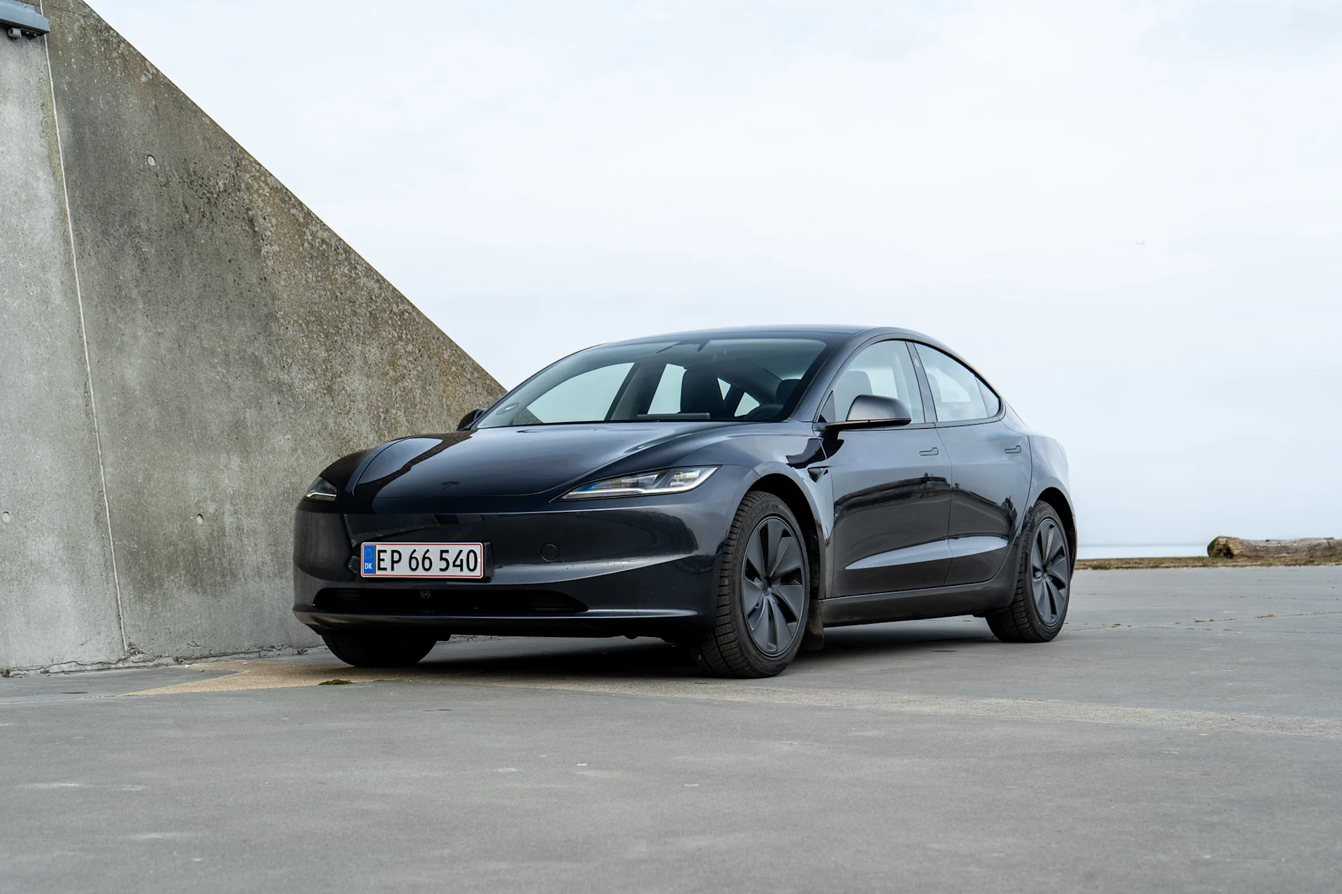 Teslaer Test: Den billigste Tesla Model 3 smadrer søstermodellen