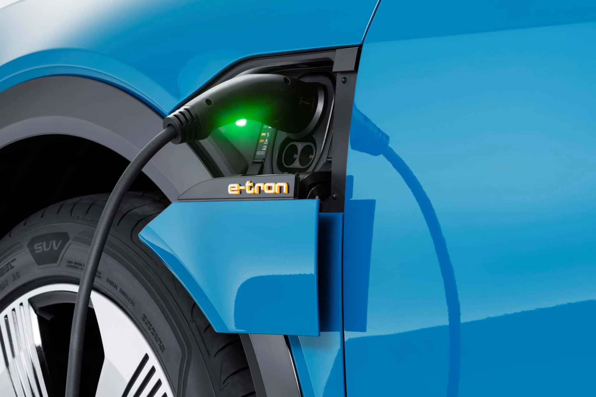 Audi-e-tron-Antigua-blue-opladning.jpg