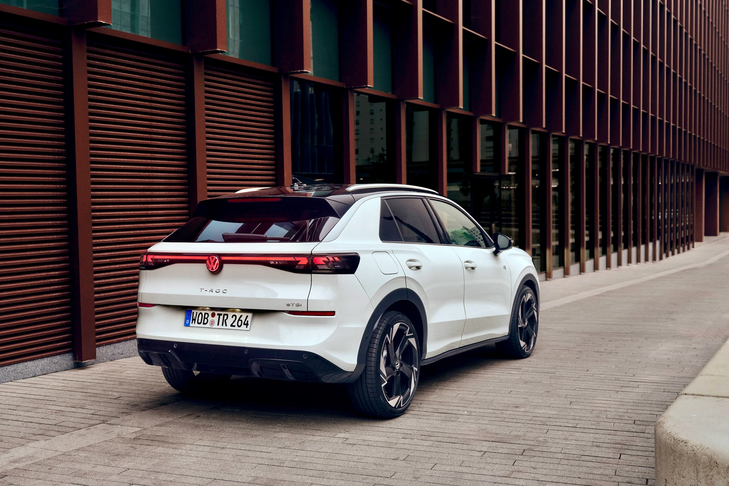 VW T-Roc R-Line 01880 large