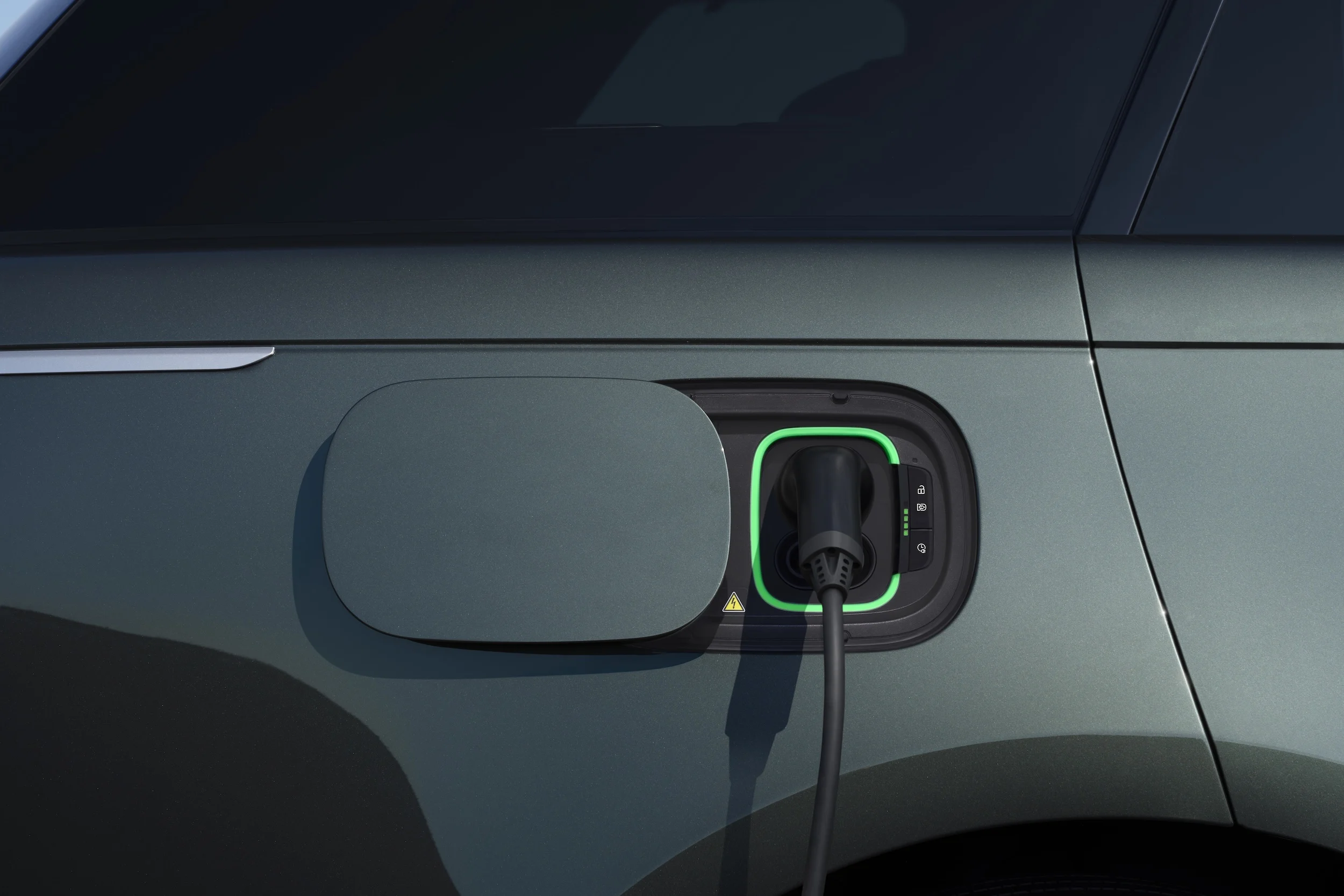 RANGE ROVER ELECTRIC CHARGING 02 09 26