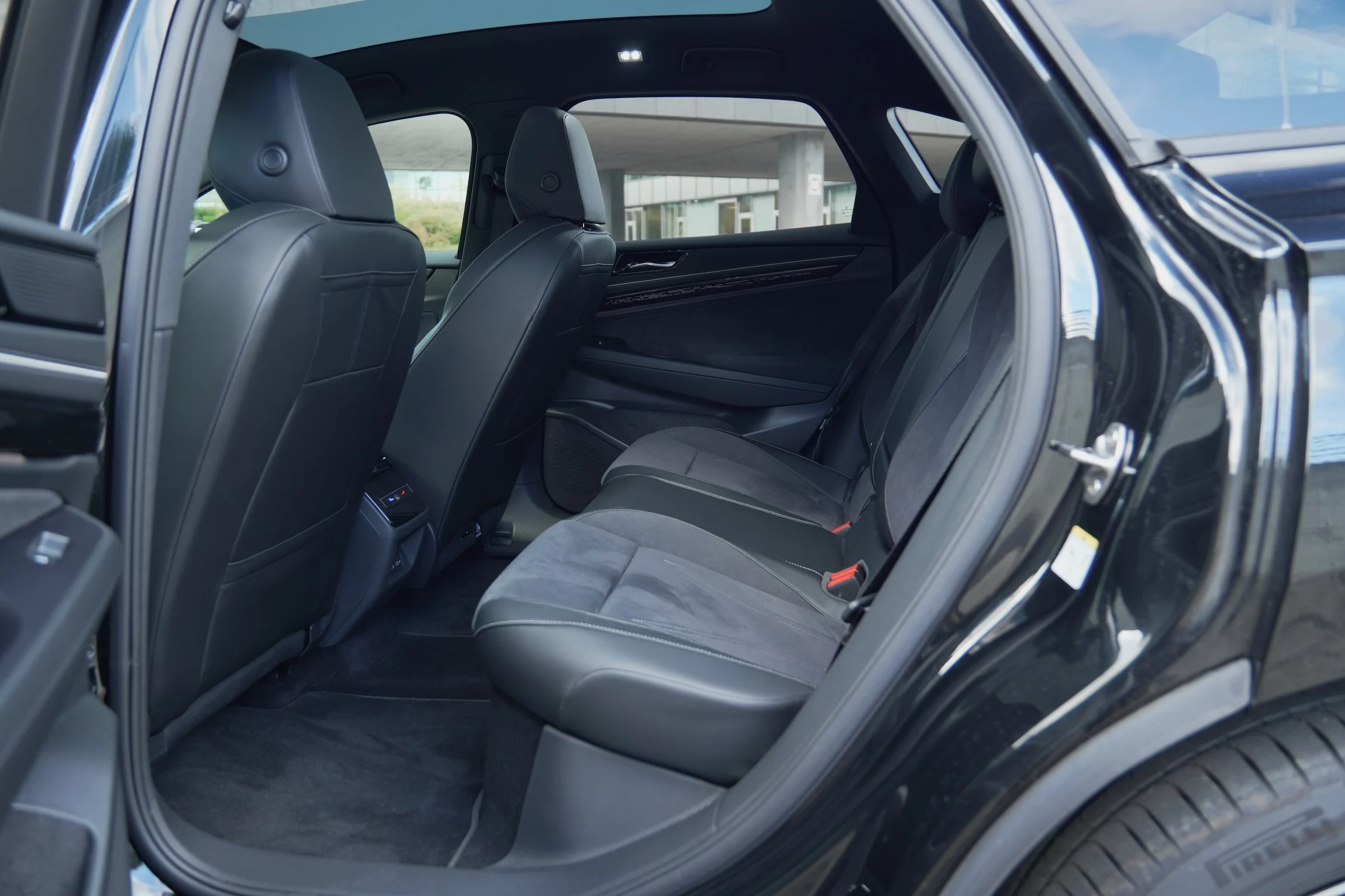STORTEST Mazda 6e Tesla Model 3 VW ID.7 MBB5208