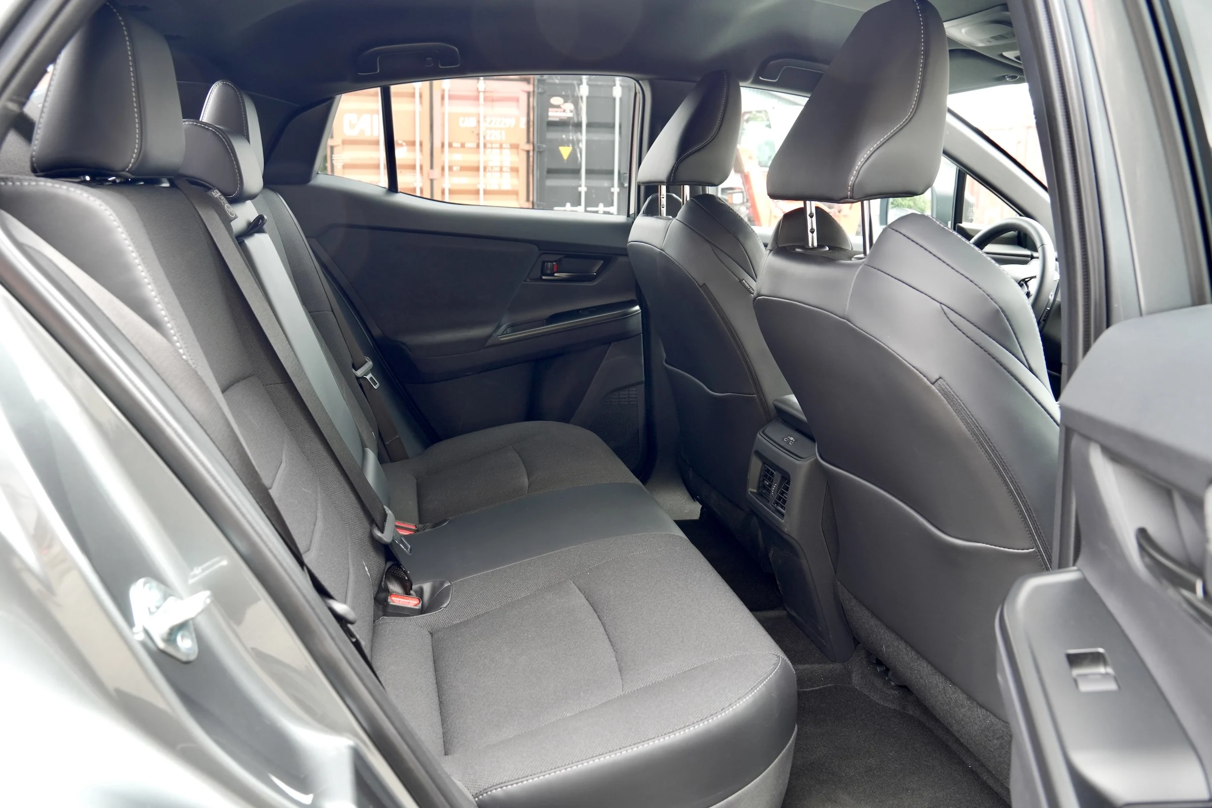 DUEL Nissan Leaf vs Toyota C-HR+ MBB 882