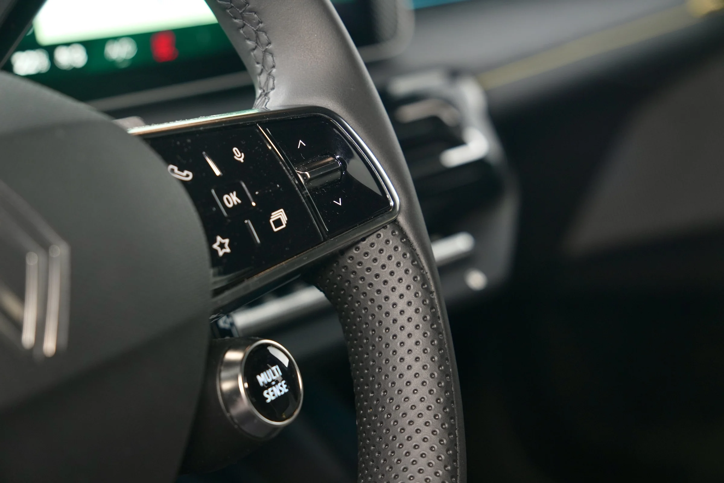 DUEL Jaecoo J5 EV vs Renault 4 E-Tech 096