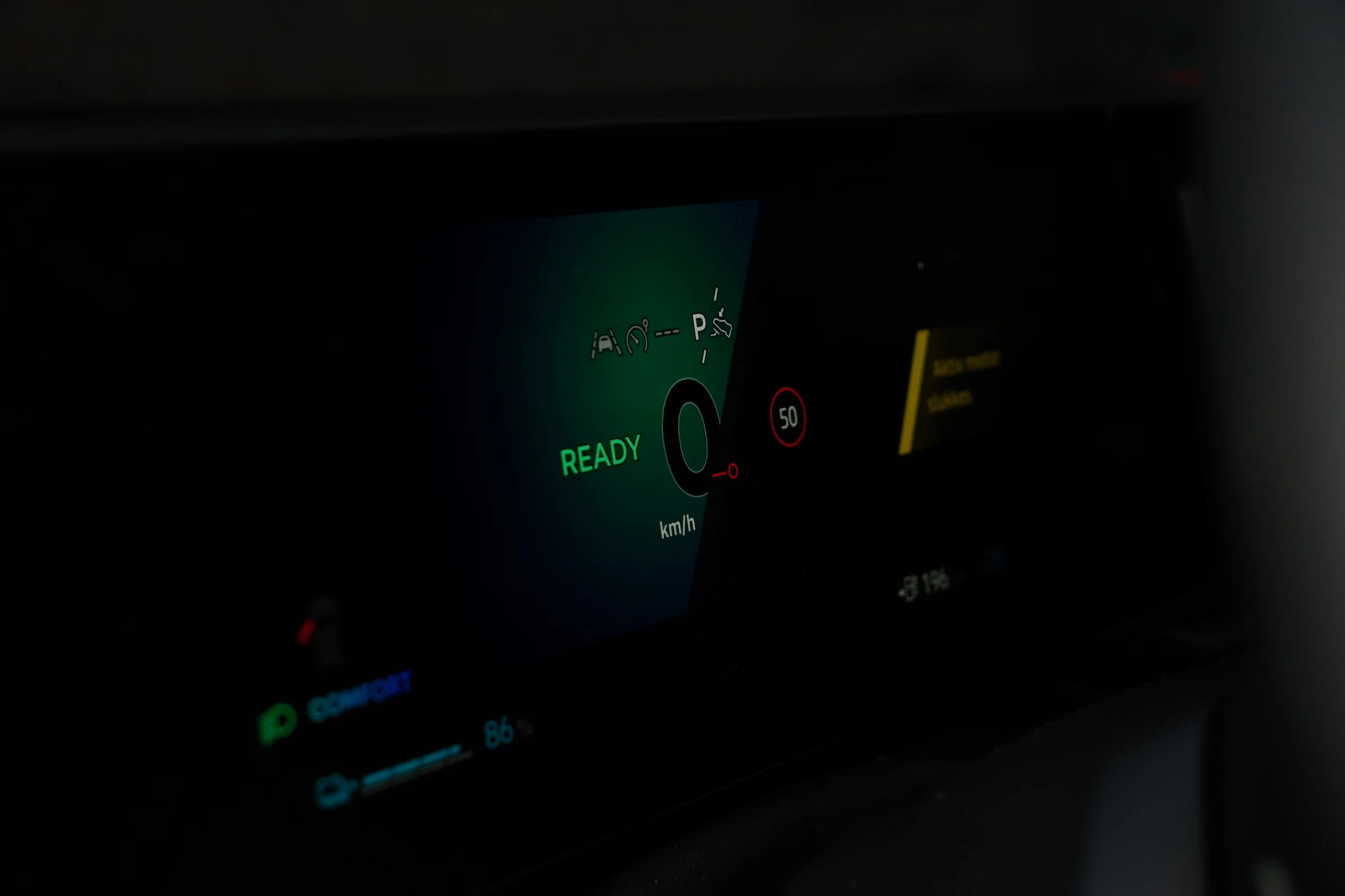 DUEL Leapmotor B10 vs Renault Scenic E-Tech MBB 304