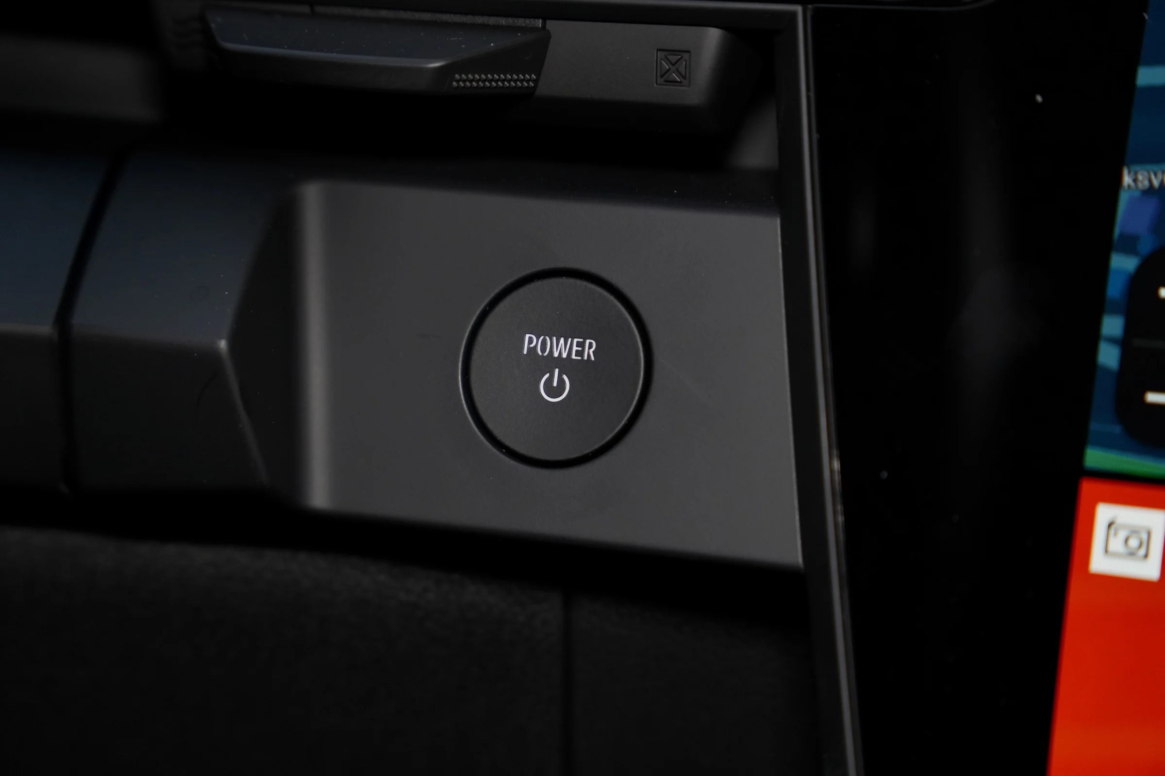 DUEL Leapmotor B10 vs Renault Scenic E-Tech MBB 311