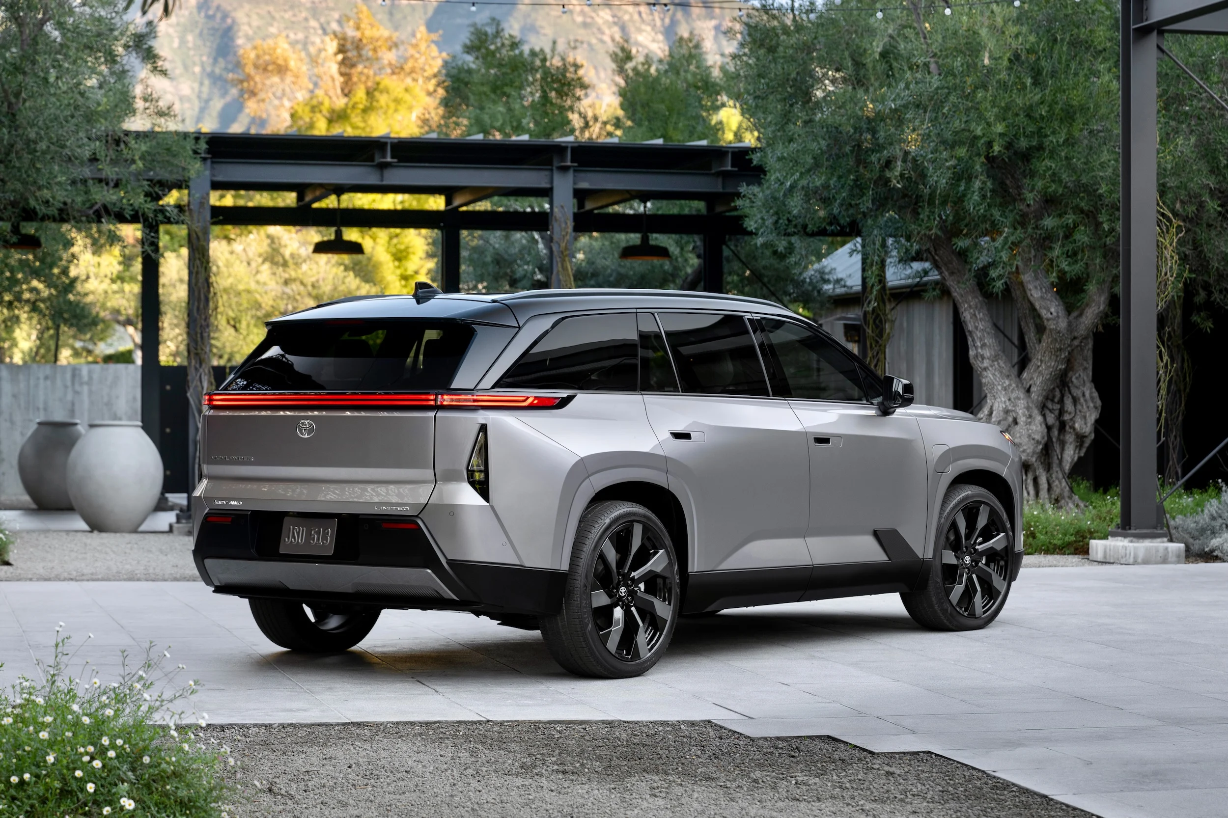 2027 Toyota Highlander Limited Spellbound2Tone 002