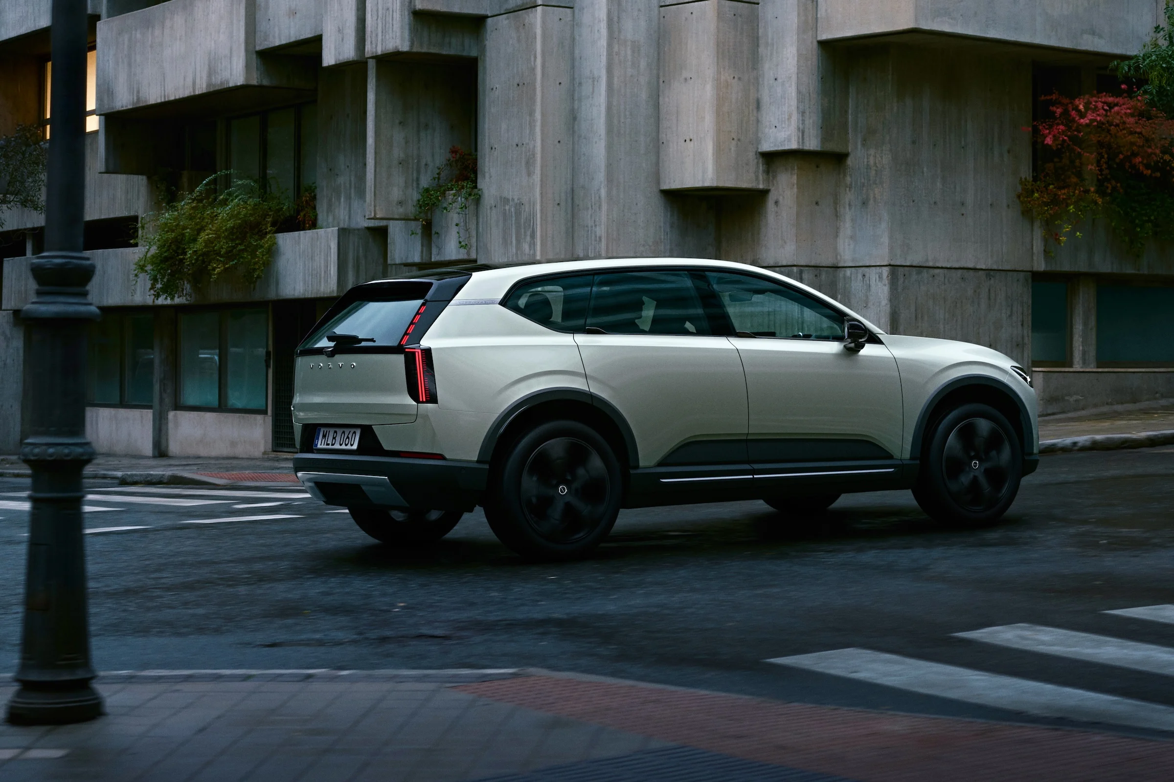 AKQA0030 EX60CC PR Rear 3-4 City Driving