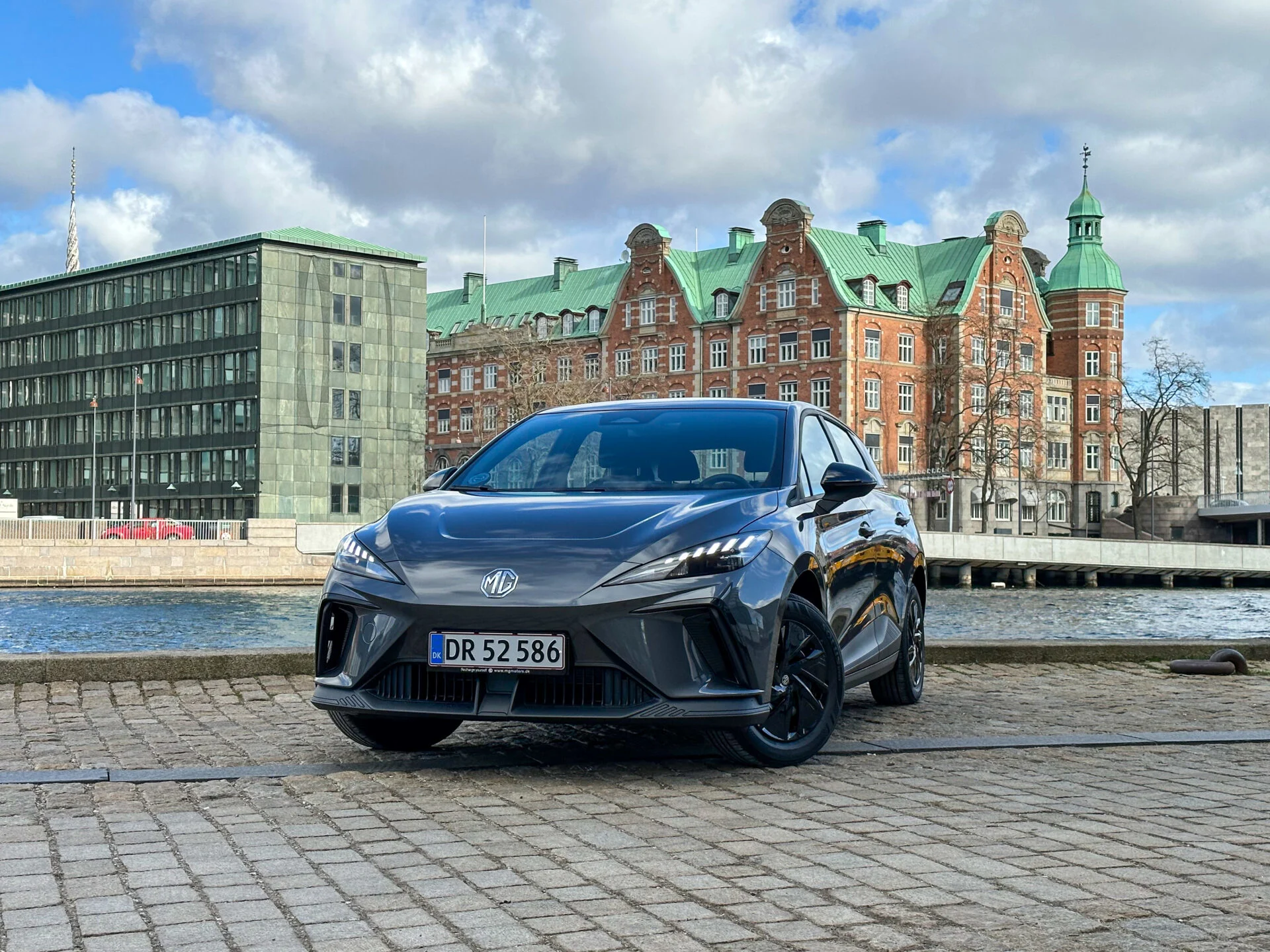MG ZS EV vs MG4_Eksterior-25
