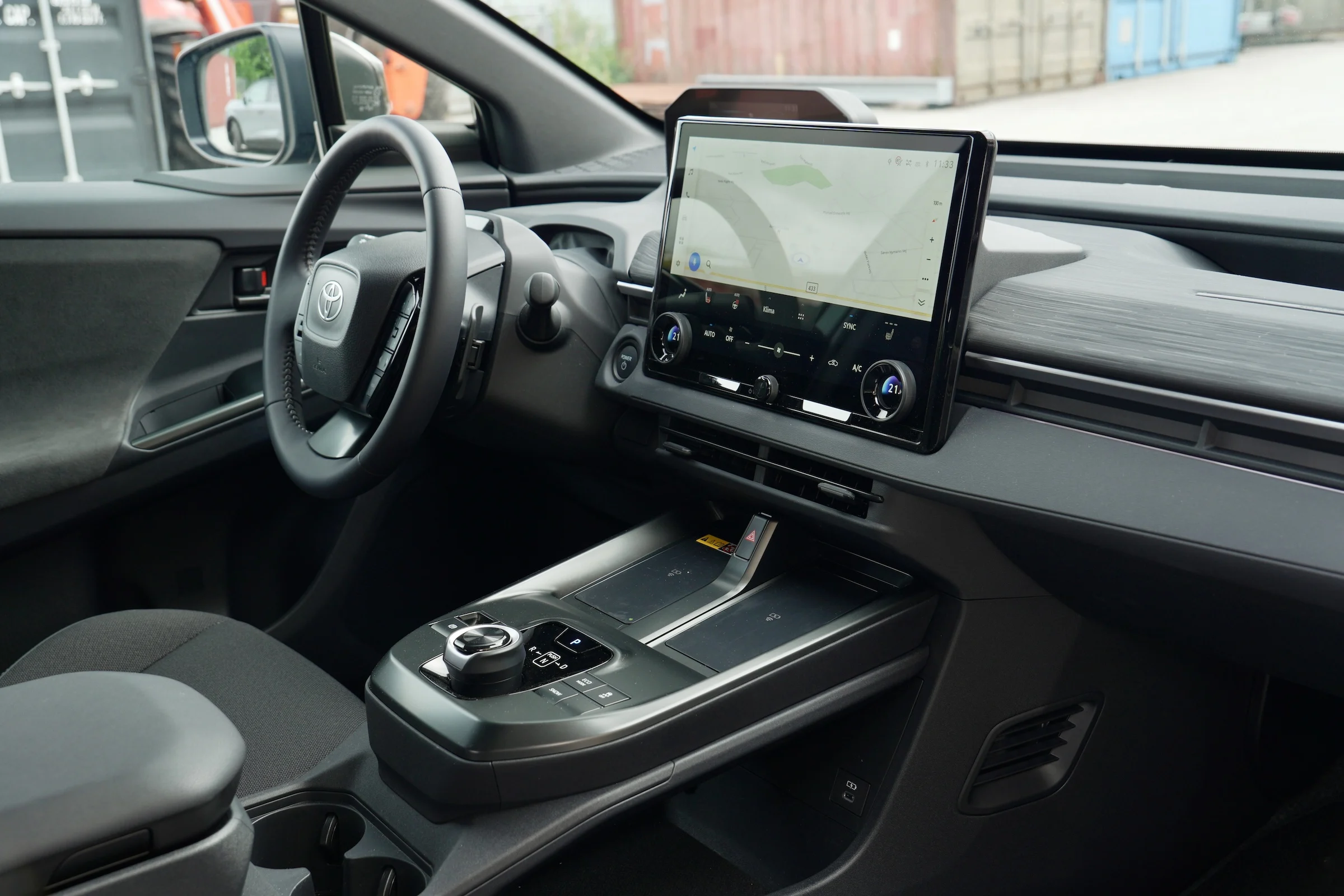 DUEL Nissan Leaf vs Toyota C-HR+ MBB 878