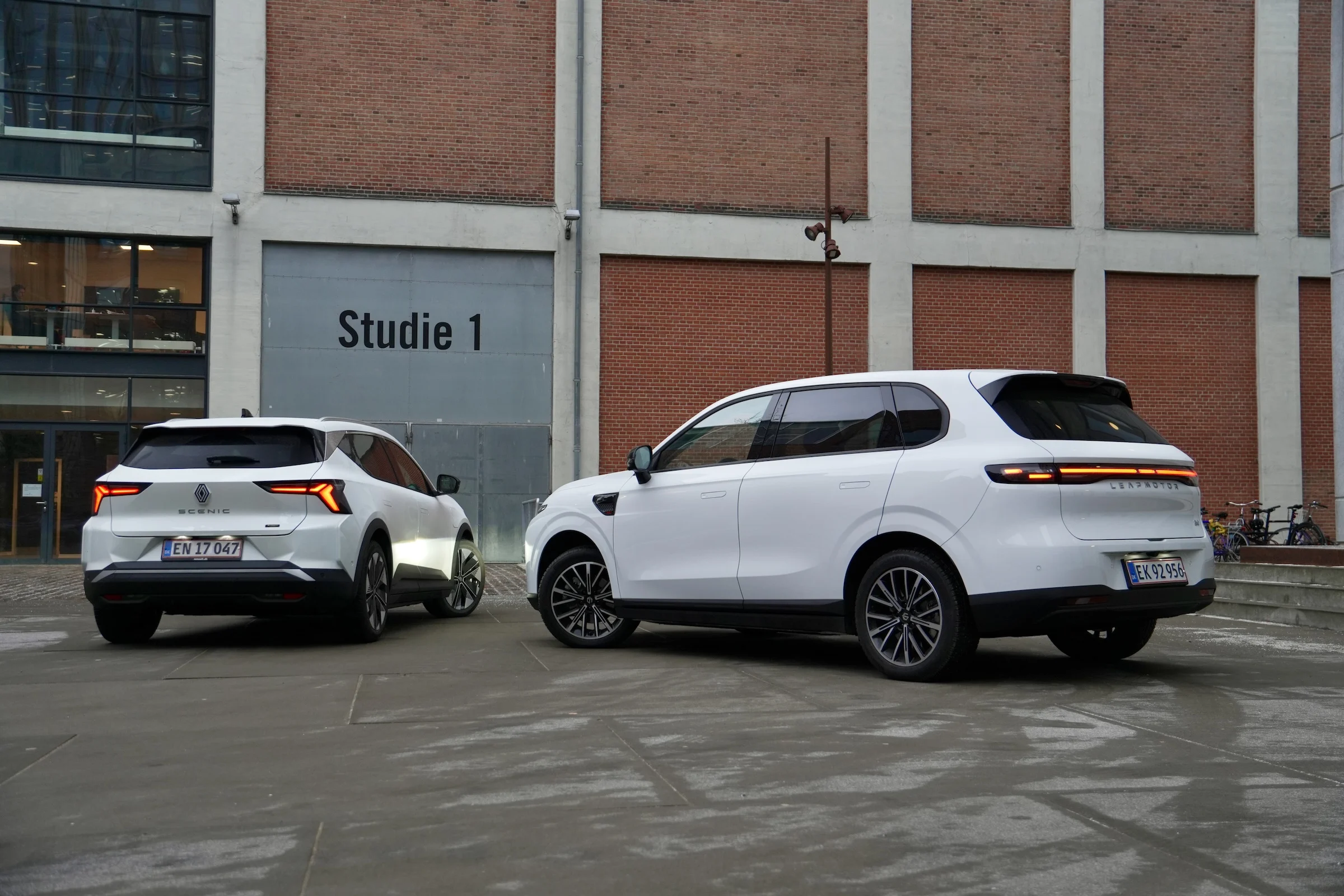 DUEL Leapmotor B10 vs Renault Scenic E-Tech MBB 201