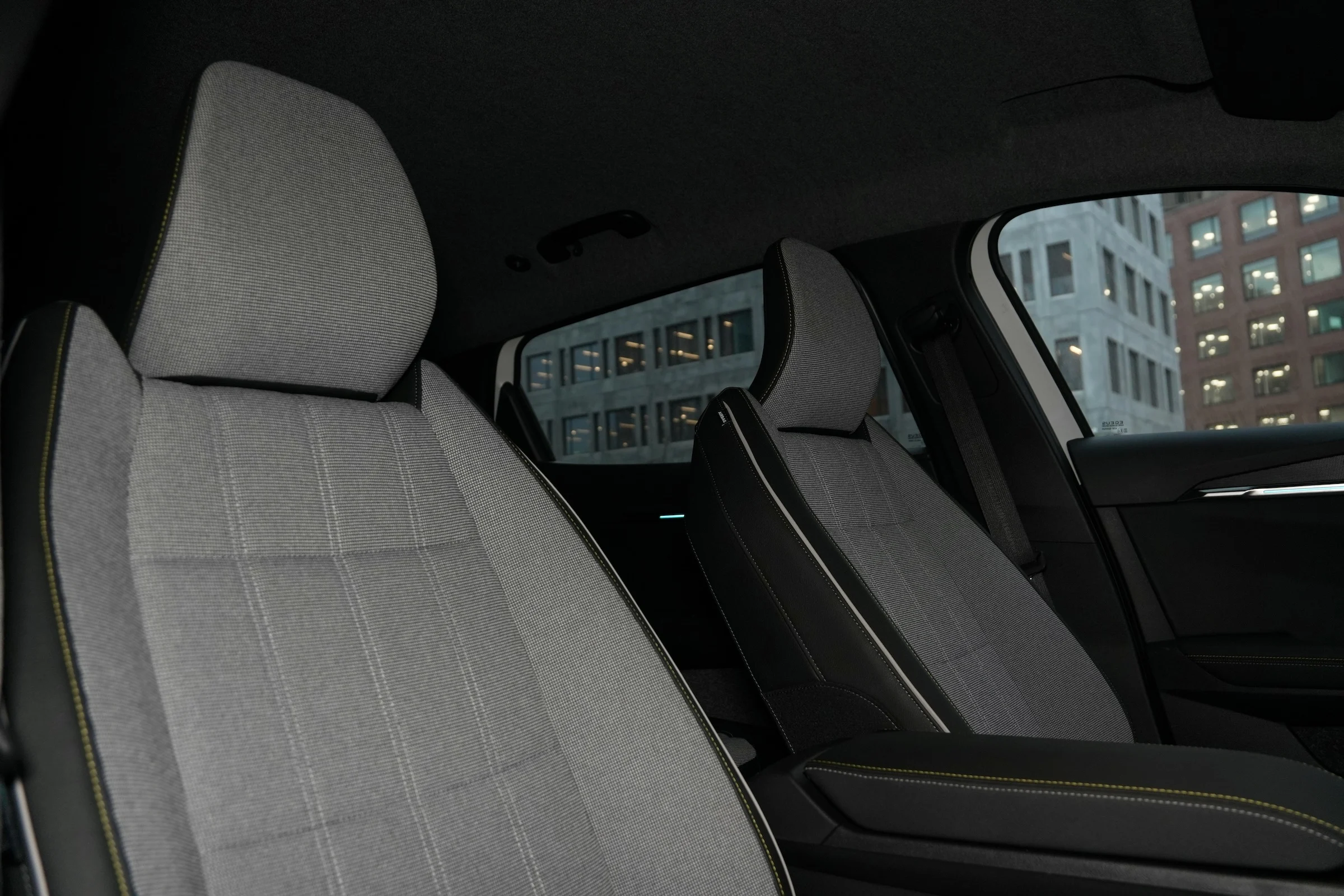 DUEL Leapmotor B10 vs Renault Scenic E-Tech MBB 269