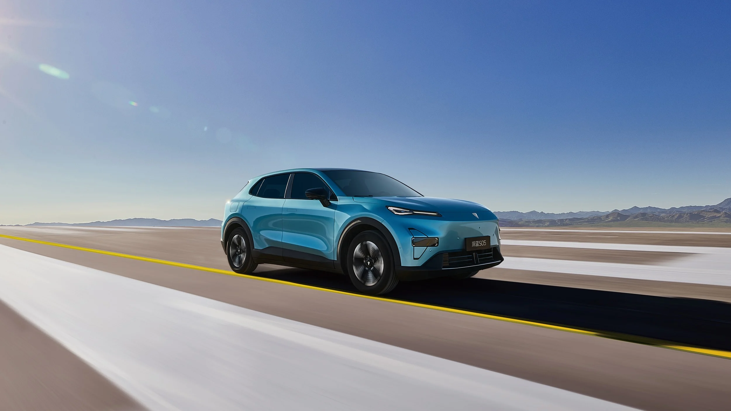 Deepal S05 kører mod højre blå high res