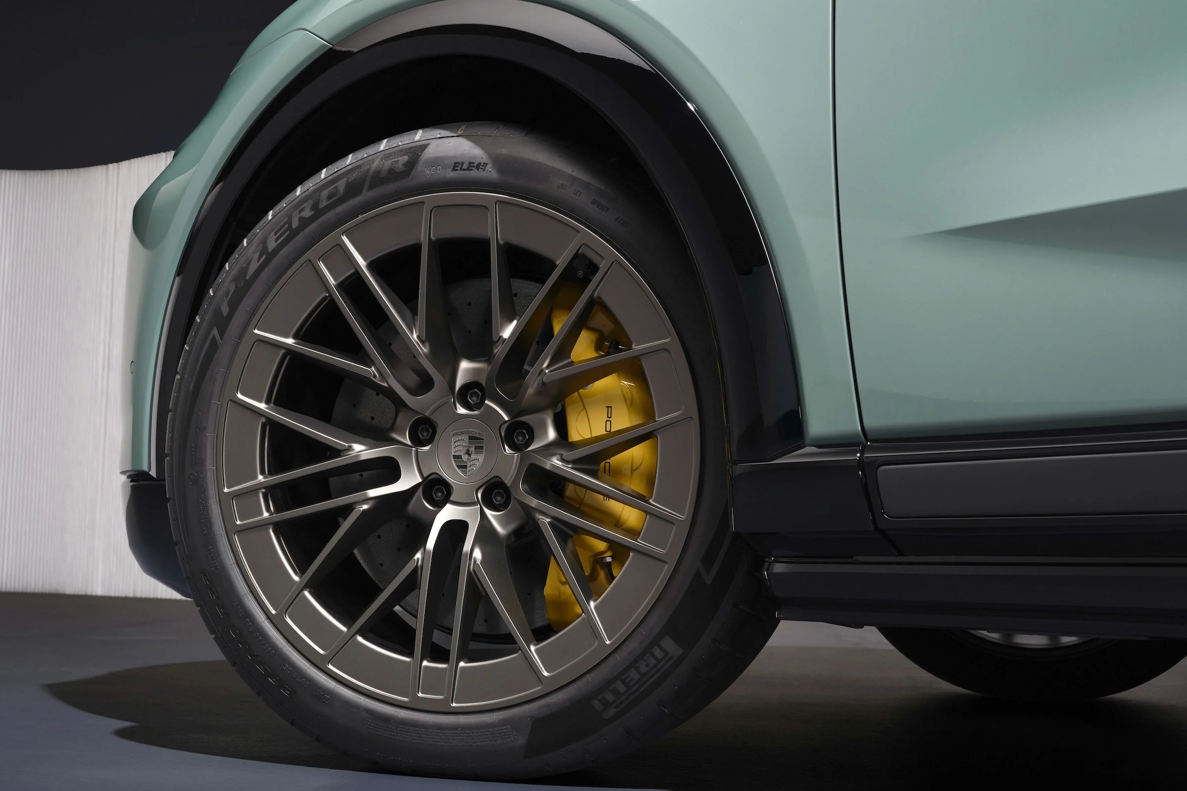 Porsche Cayenne Electric 612 6000x4500