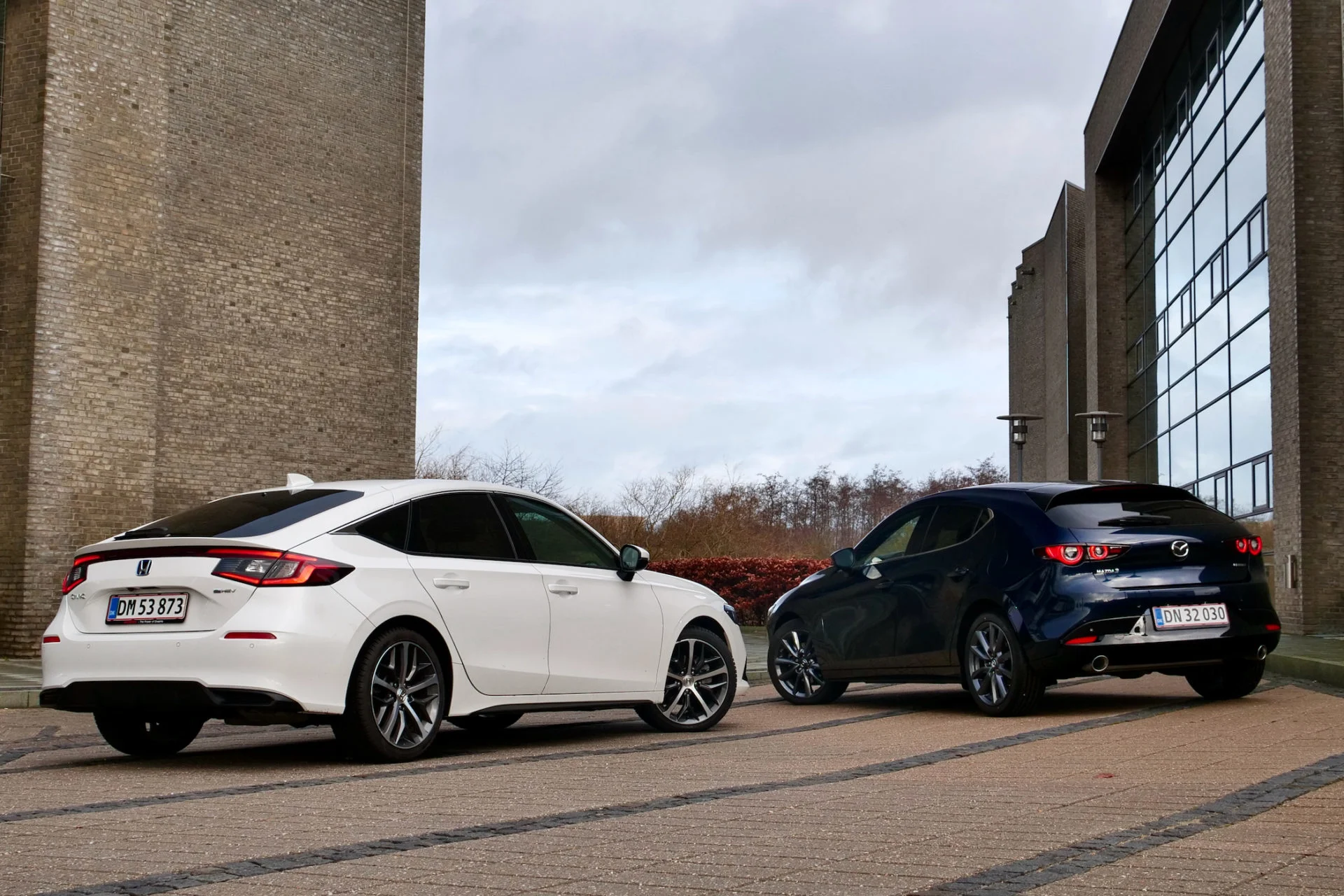 DUEL Honda Civic Hybrid vs Mazda 3 X 9274