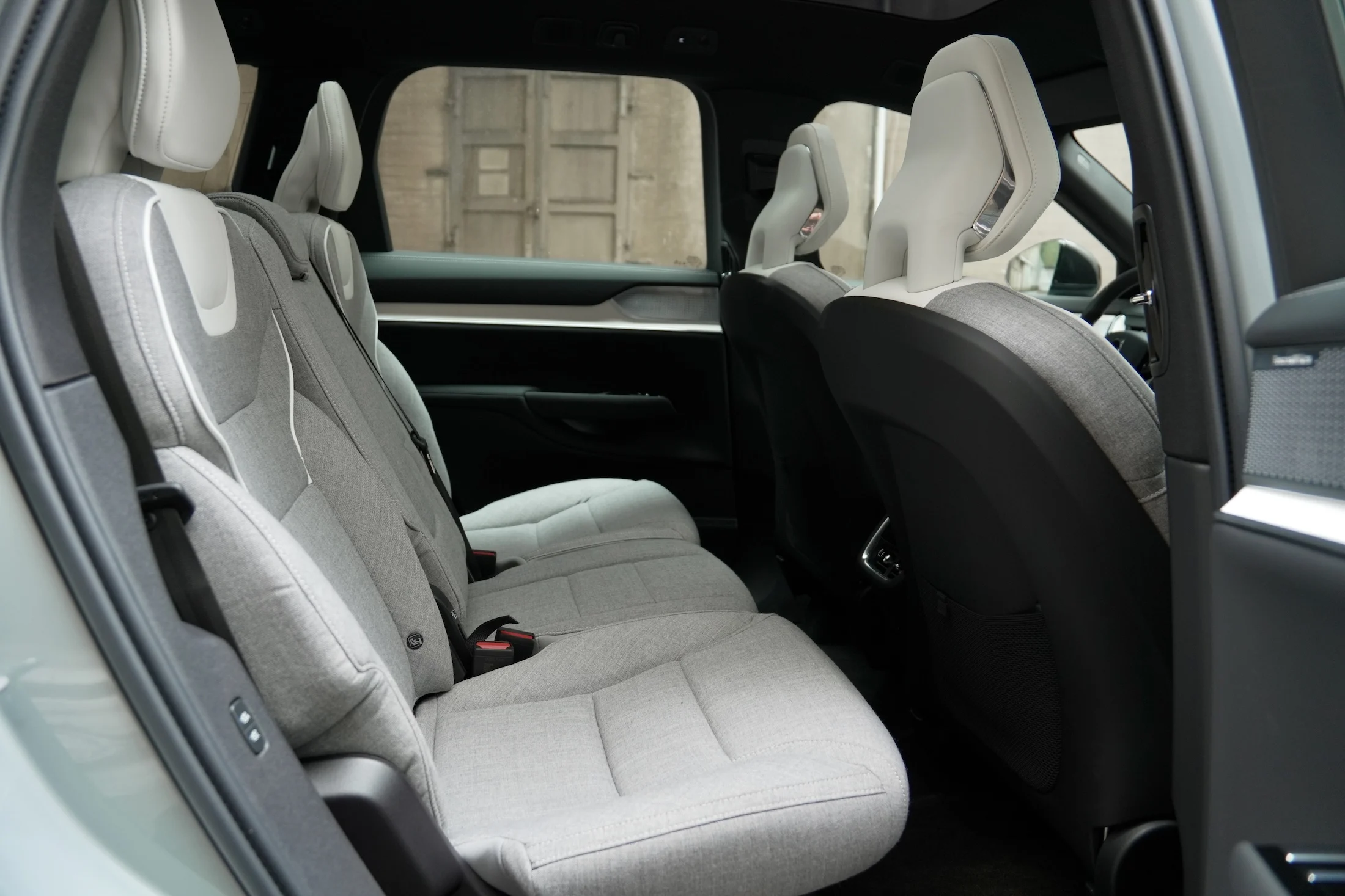 DUEL BMW iX vs Volvo EX90 MBB 3036