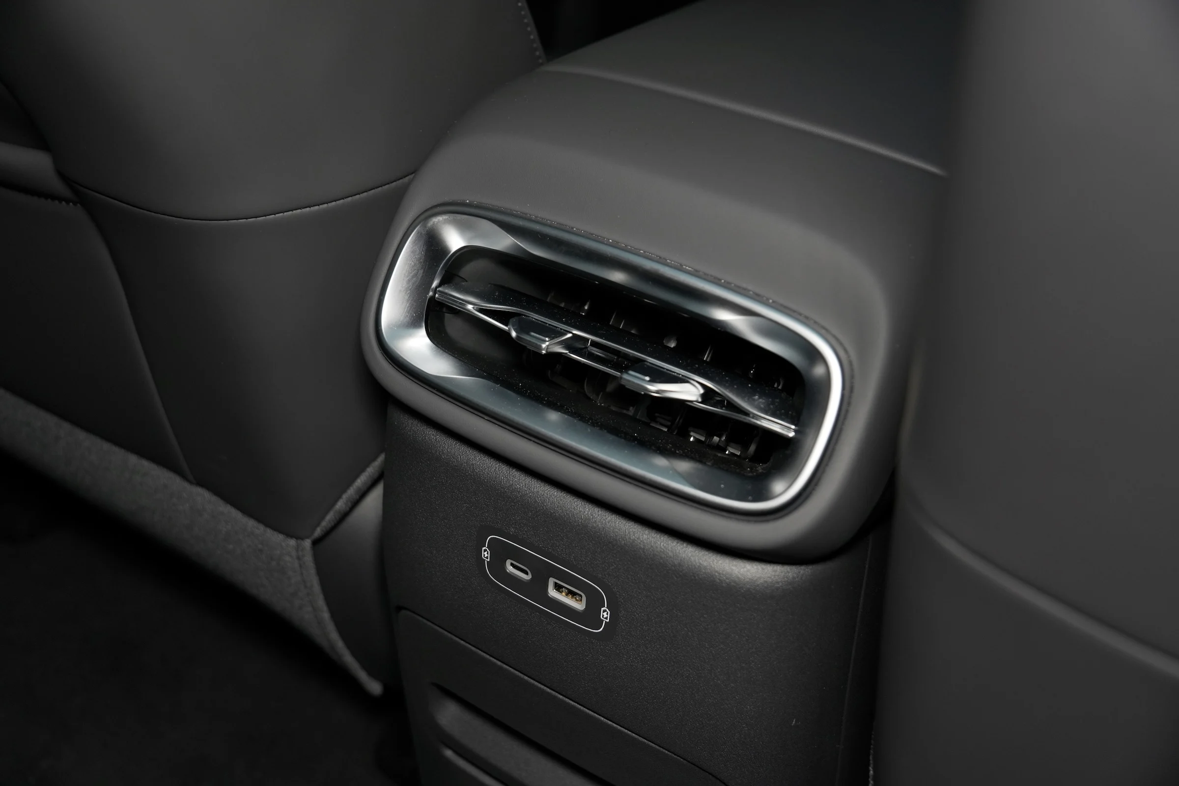 DUEL Leapmotor B10 vs Renault Scenic E-Tech MBB 244