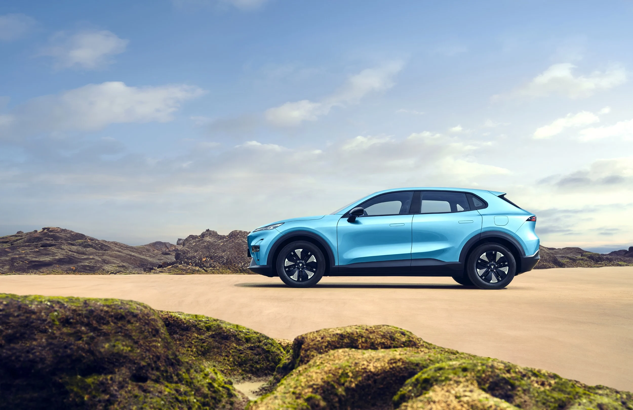 Deepal S05 fra siden blå på sand