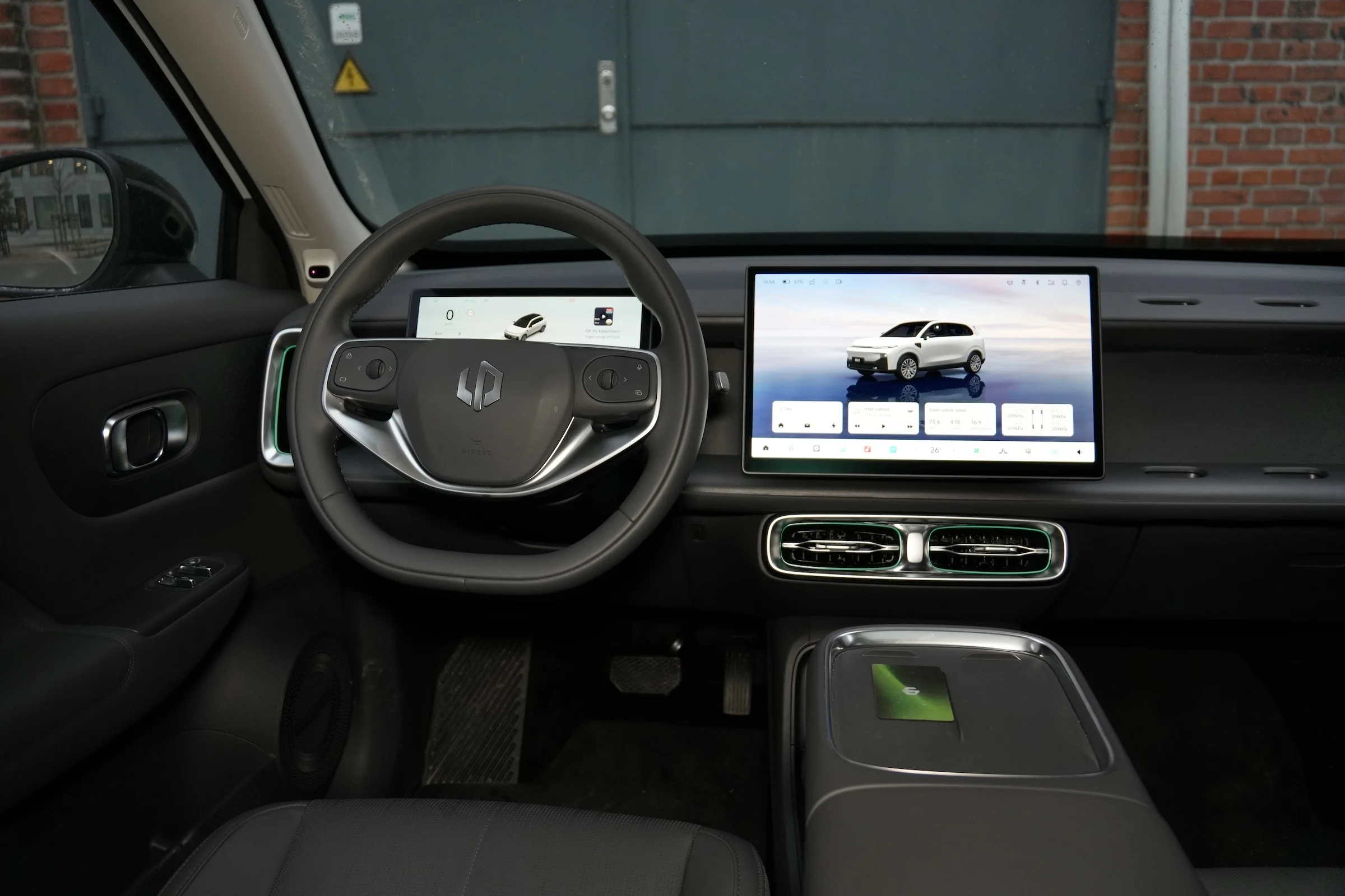 DUEL Leapmotor B10 vs Renault Scenic E-Tech MBB 249