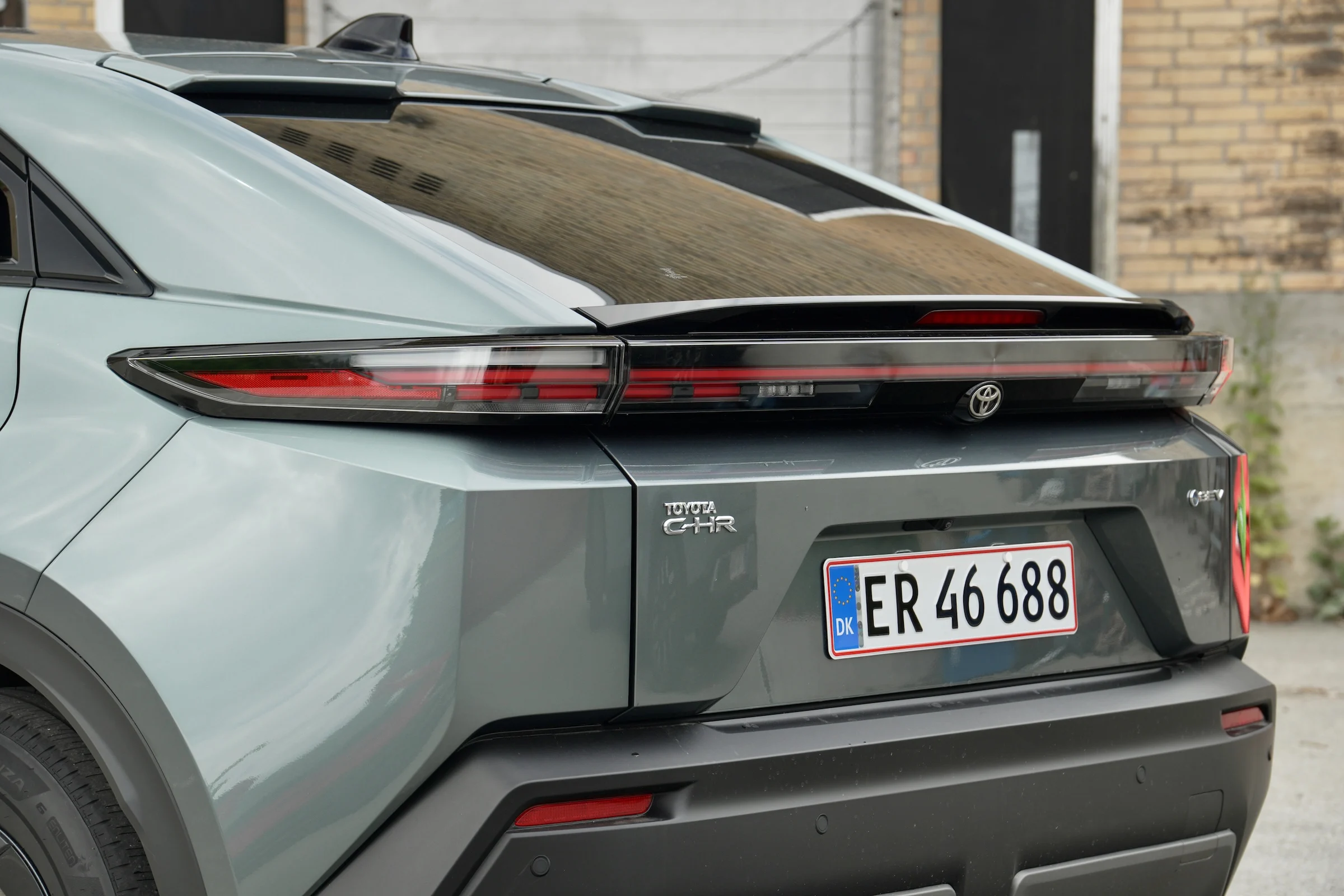 DUEL Nissan Leaf vs Toyota C-HR+ MBB 865
