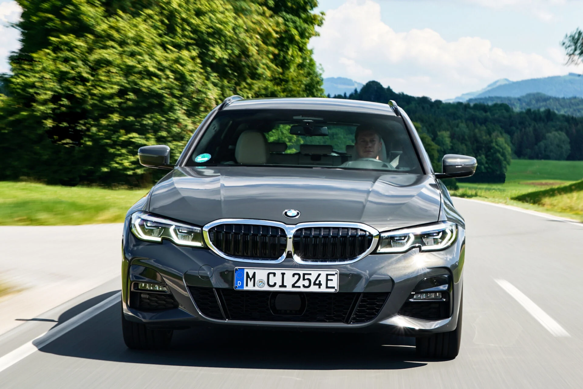 P90395661_highRes_the-bmw-330e-touring