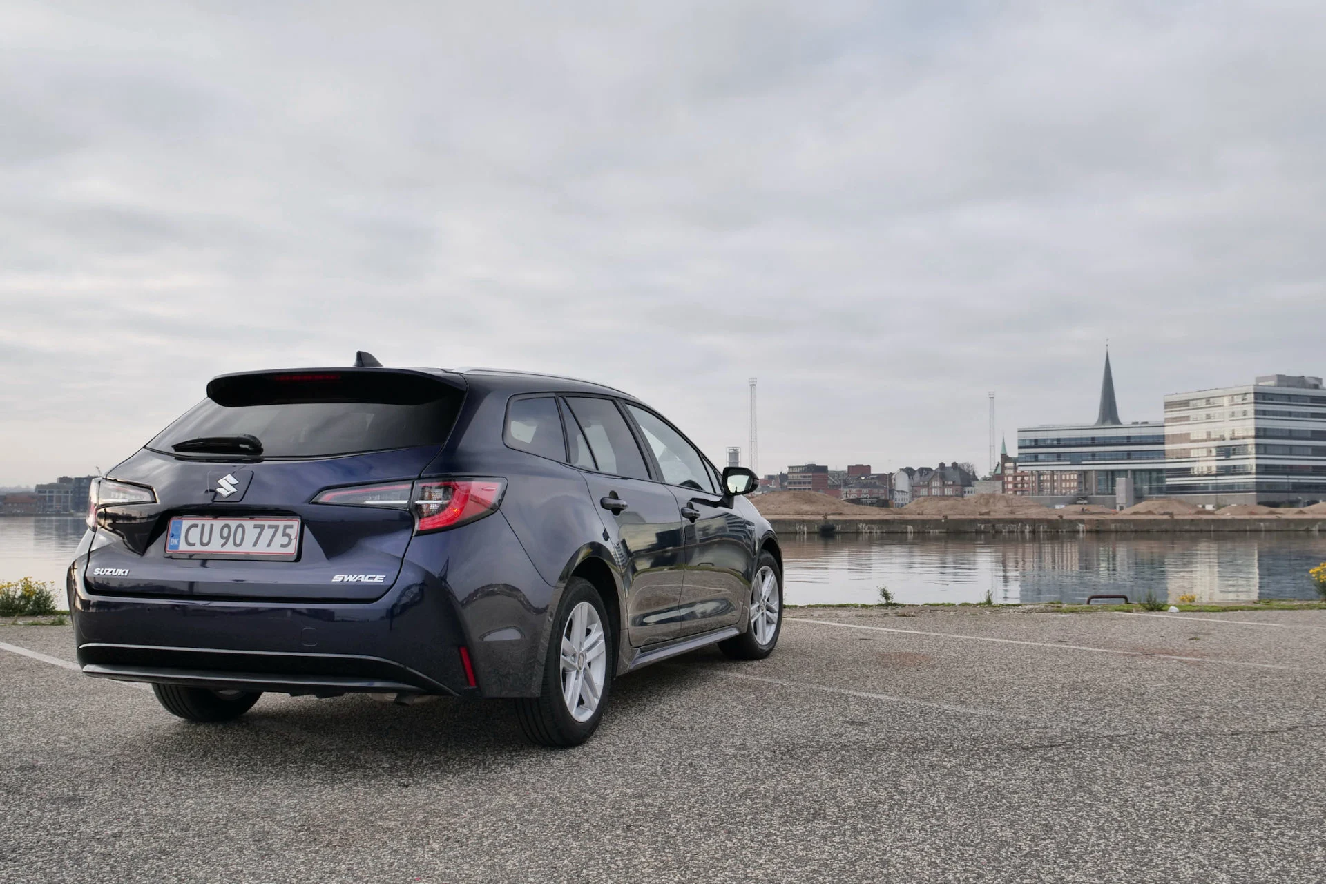 Bilbasen DUEL Kia Ceed SW PHEV vs Suzuki Swace Hybrid9900