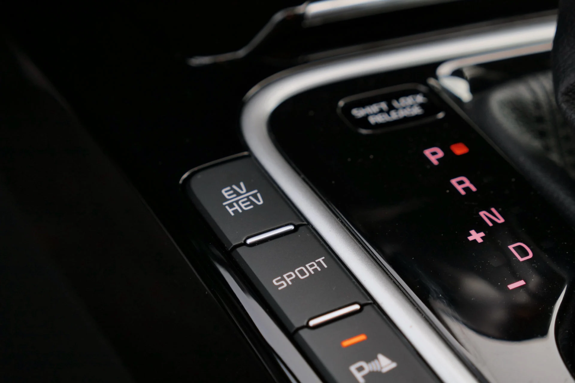 Bilbasen DUEL Kia Ceed SW PHEV vs Suzuki Swace Hybrid9847