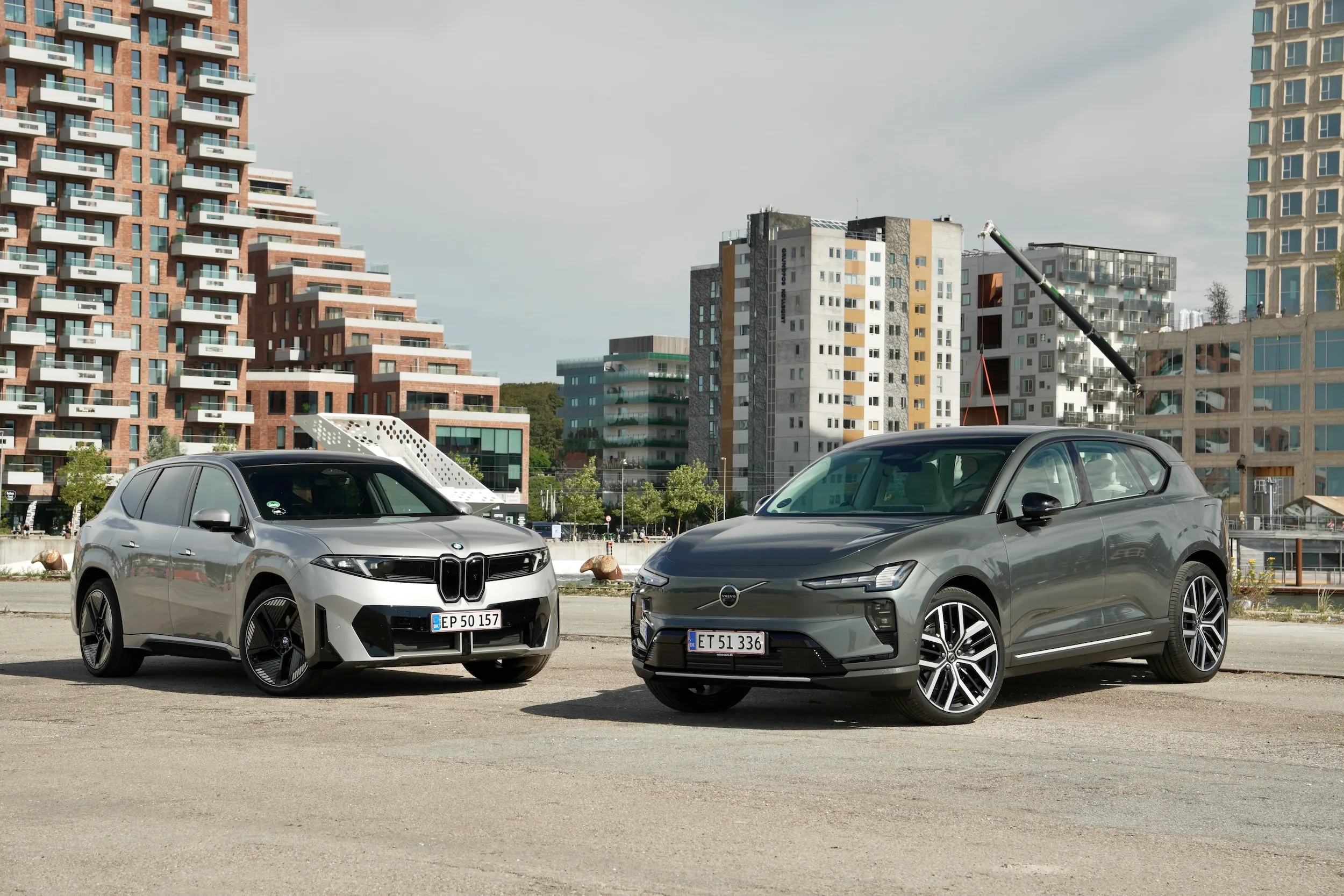 DUEL BMW iX3 vs Volvo EX60 02453