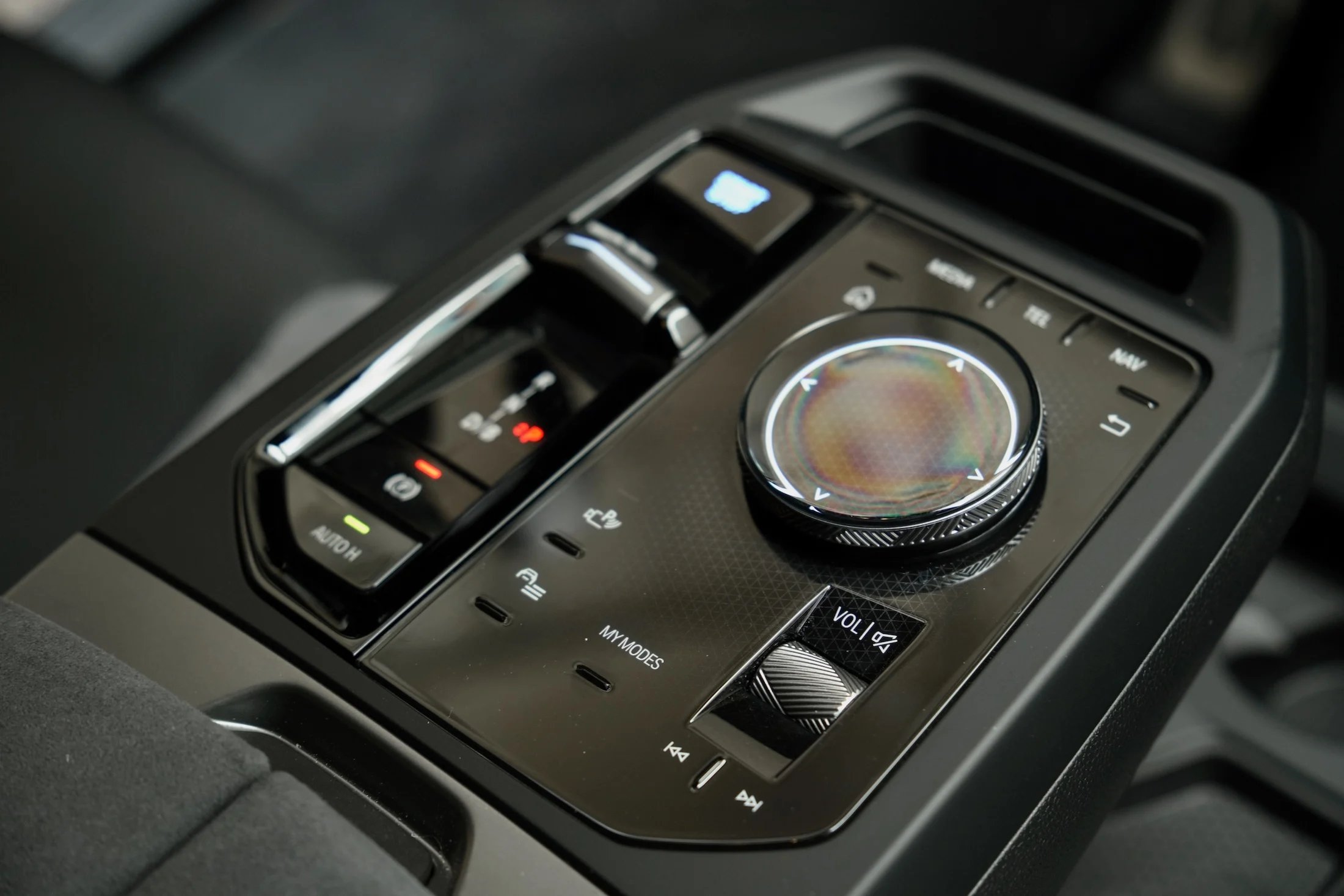 DUEL BMW iX vs Volvo EX90 MBB 2979